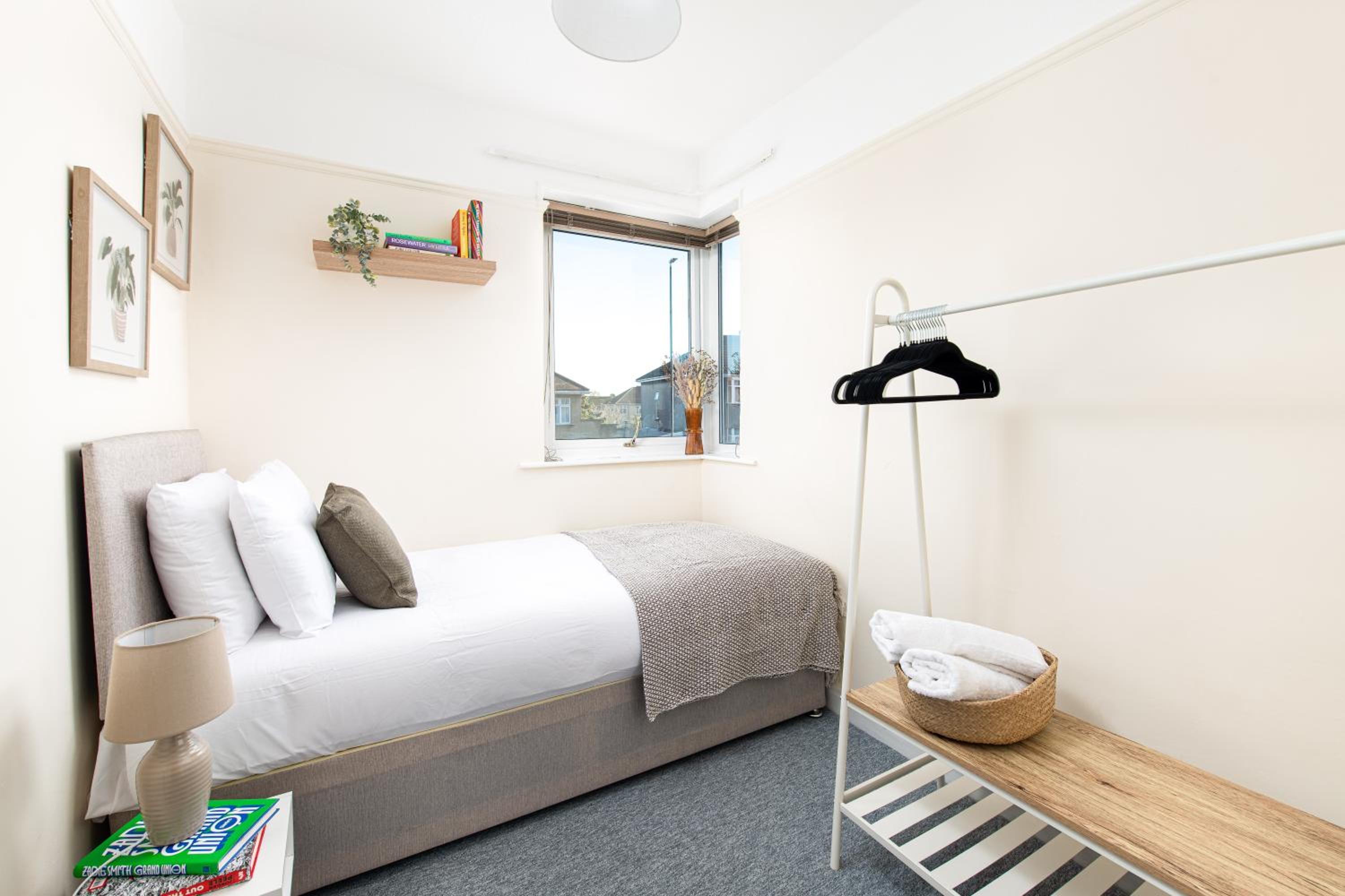 Long Stays-4bed house-Parking-By FabAccommodation view 5