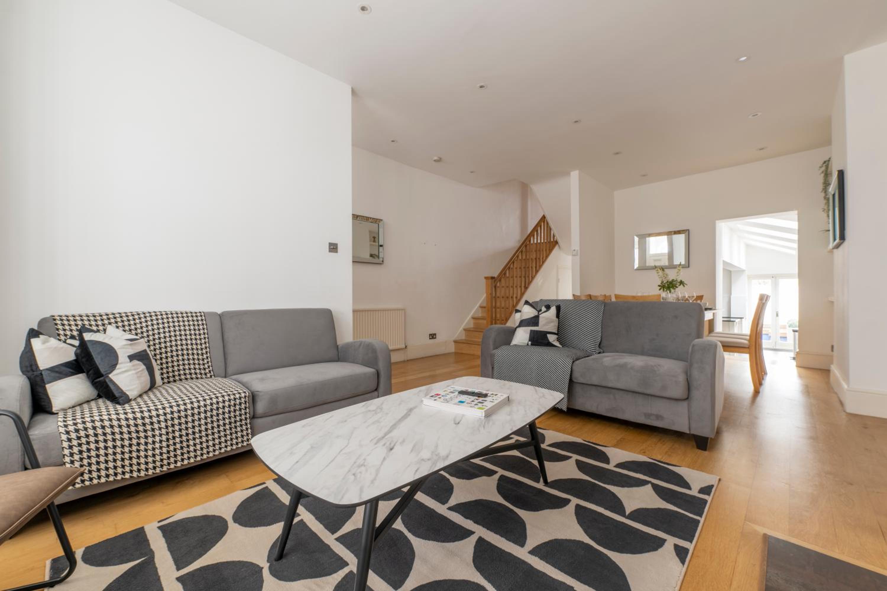 Fulham Spacious 4BD Home, Parking & Garden, WiFi