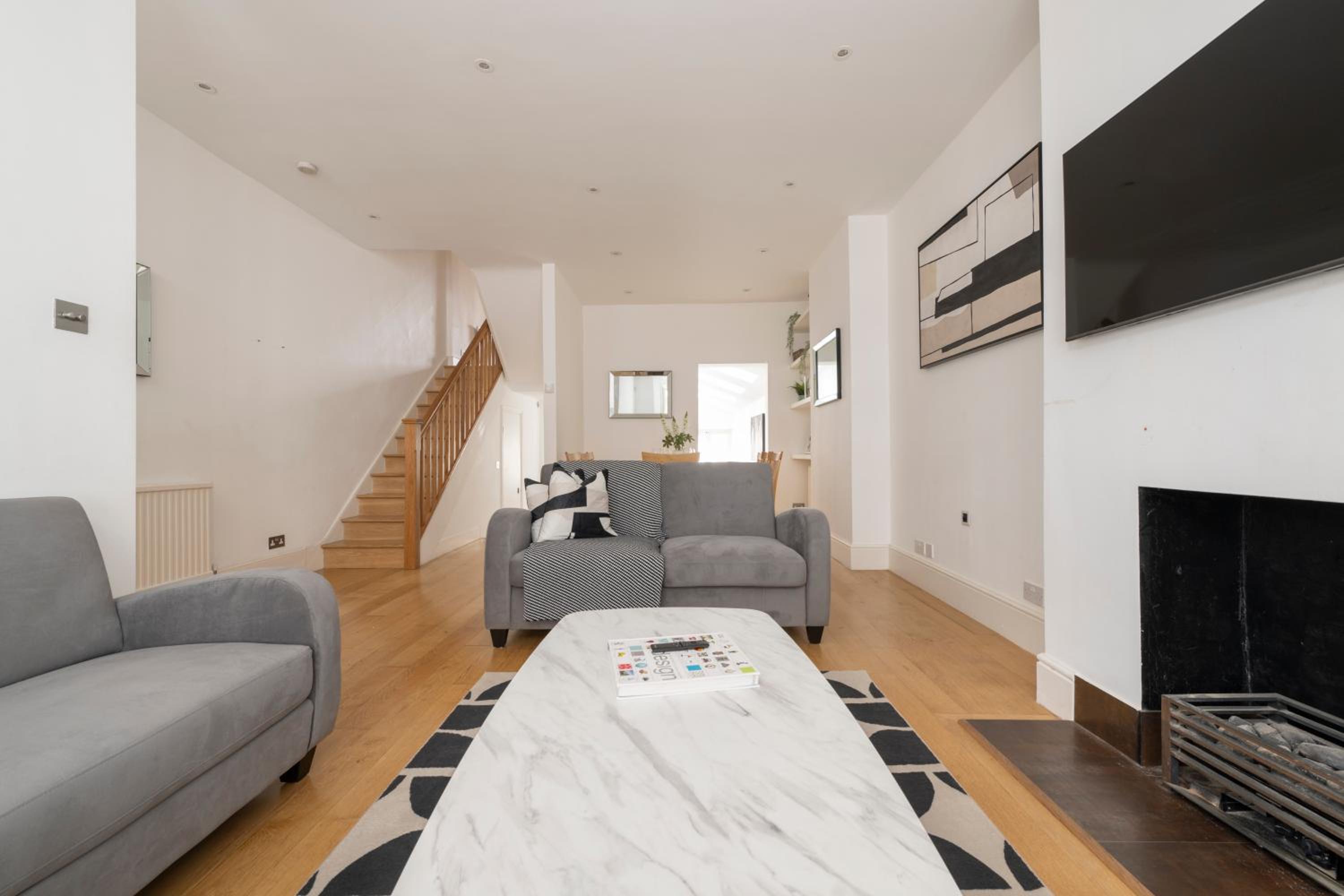 Fulham Spacious 4BD Home, Parking & Garden, WiFi