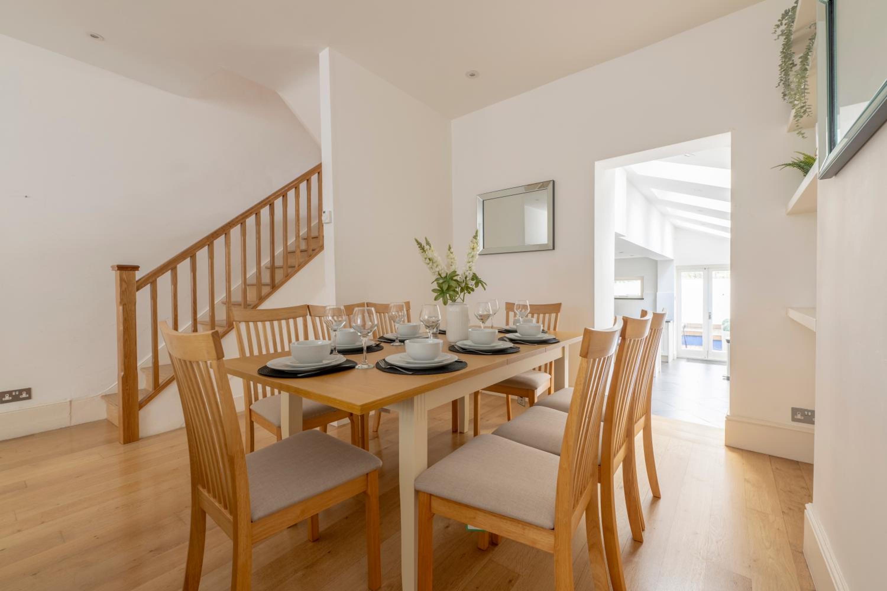 Fulham Spacious 4BD Home, Parking & Garden, WiFi