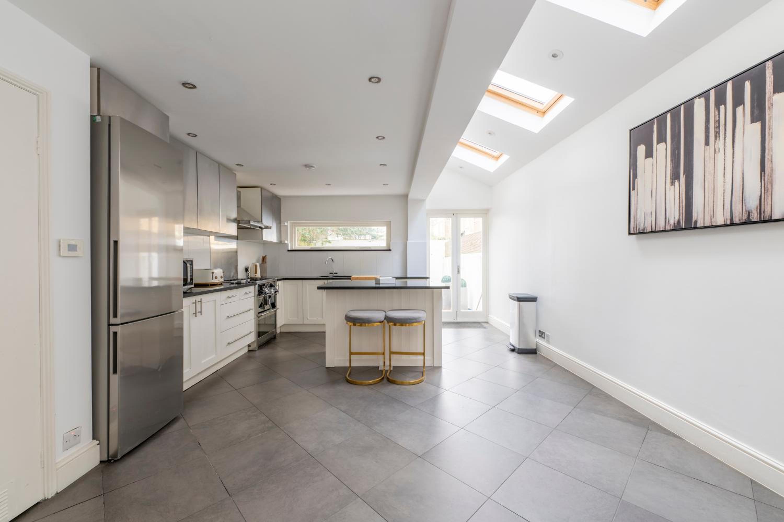 Fulham Spacious 4BD Home, Parking & Garden, WiFi
