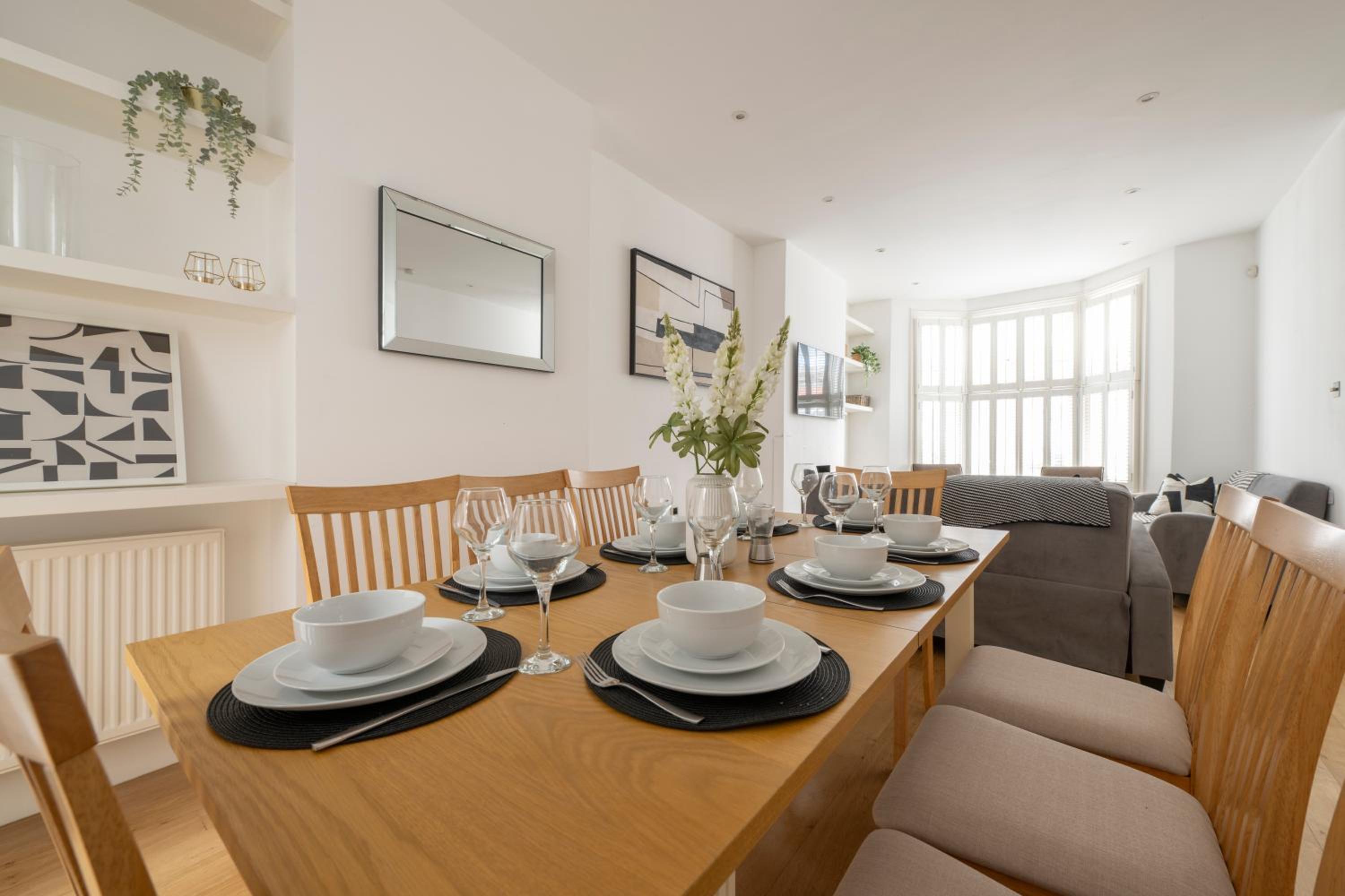 Fulham Spacious 4BD Home, Parking & Garden, WiFi