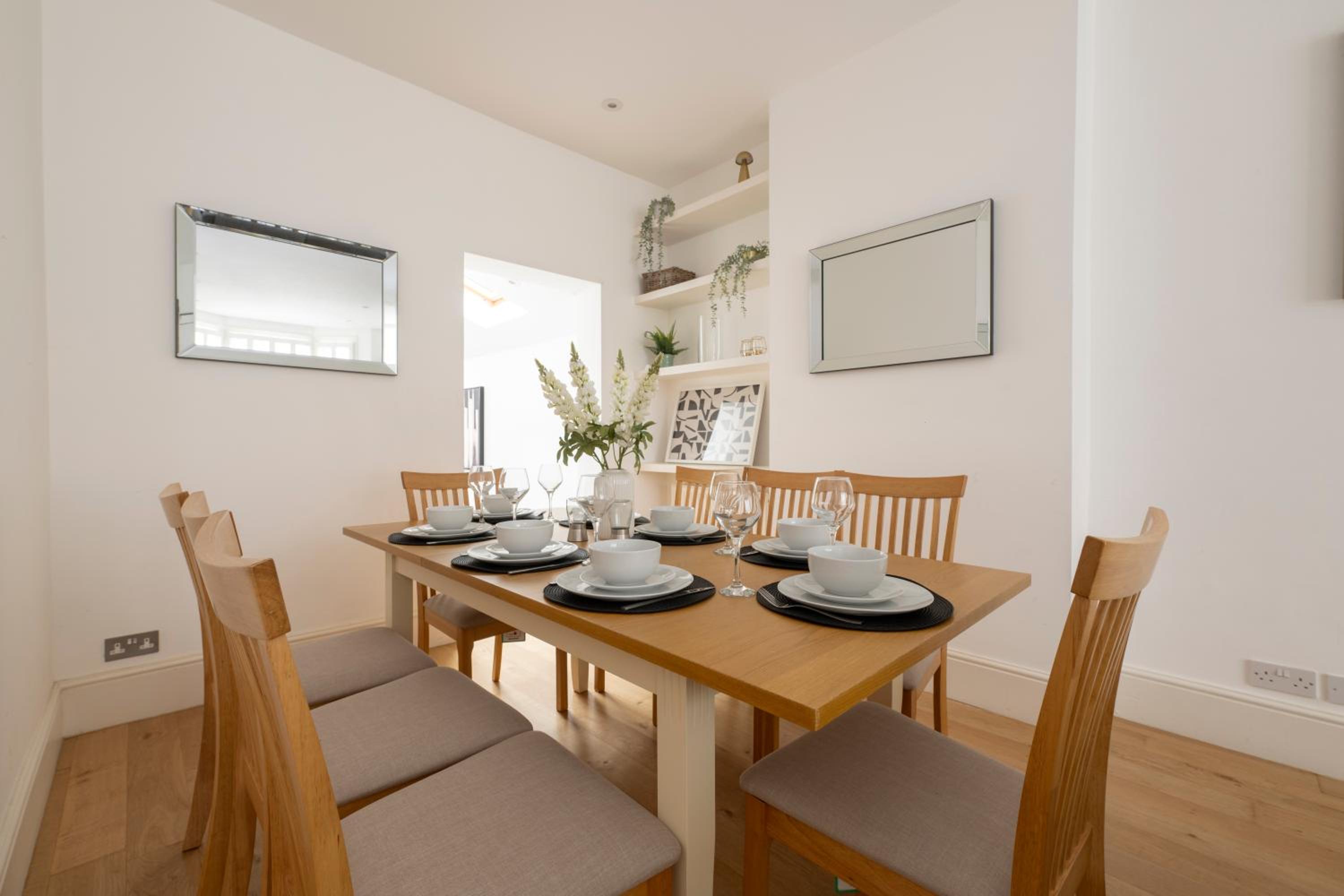 Fulham Spacious 4BD Home, Parking & Garden, WiFi