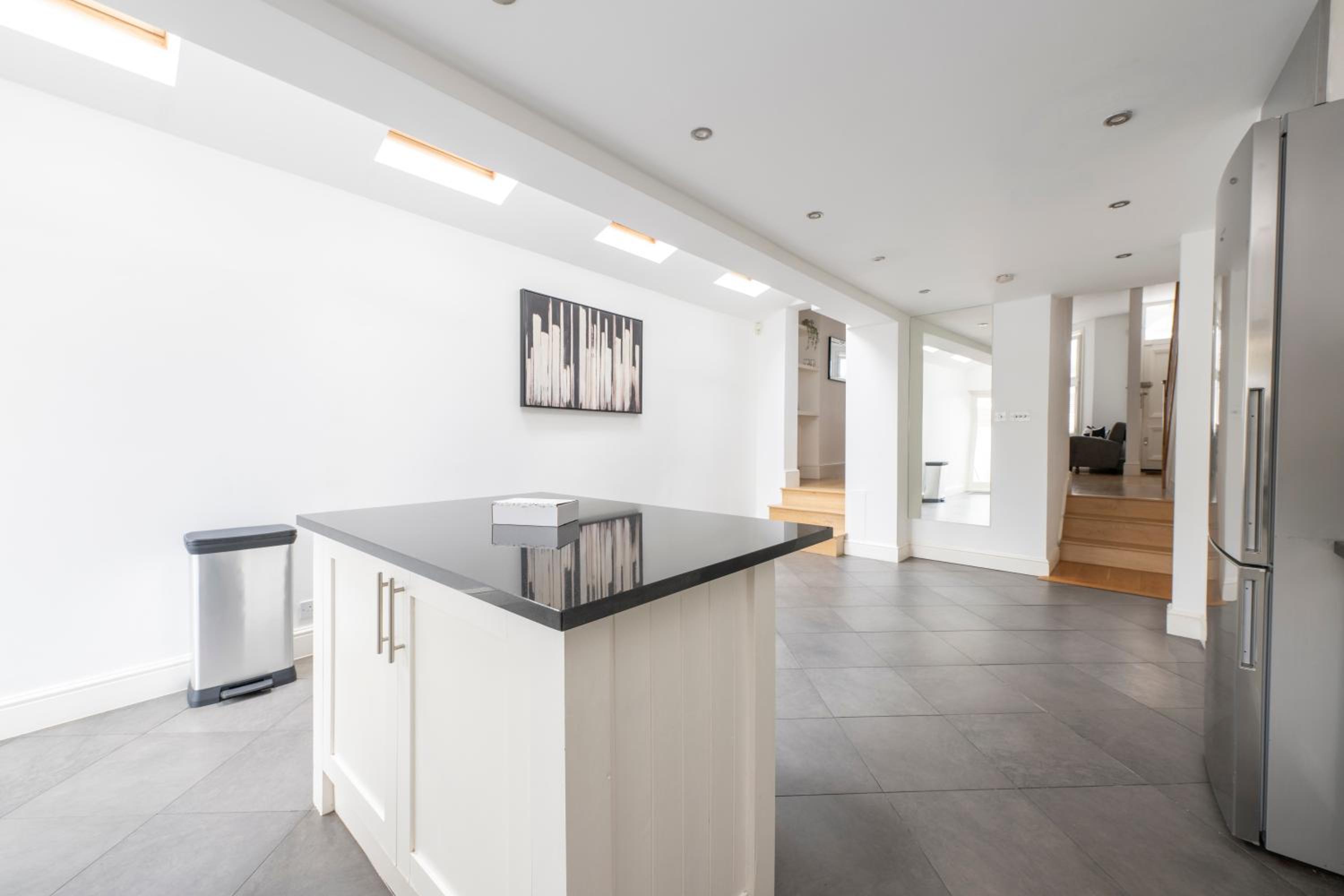 Fulham Spacious 4BD Home, Parking & Garden, WiFi
