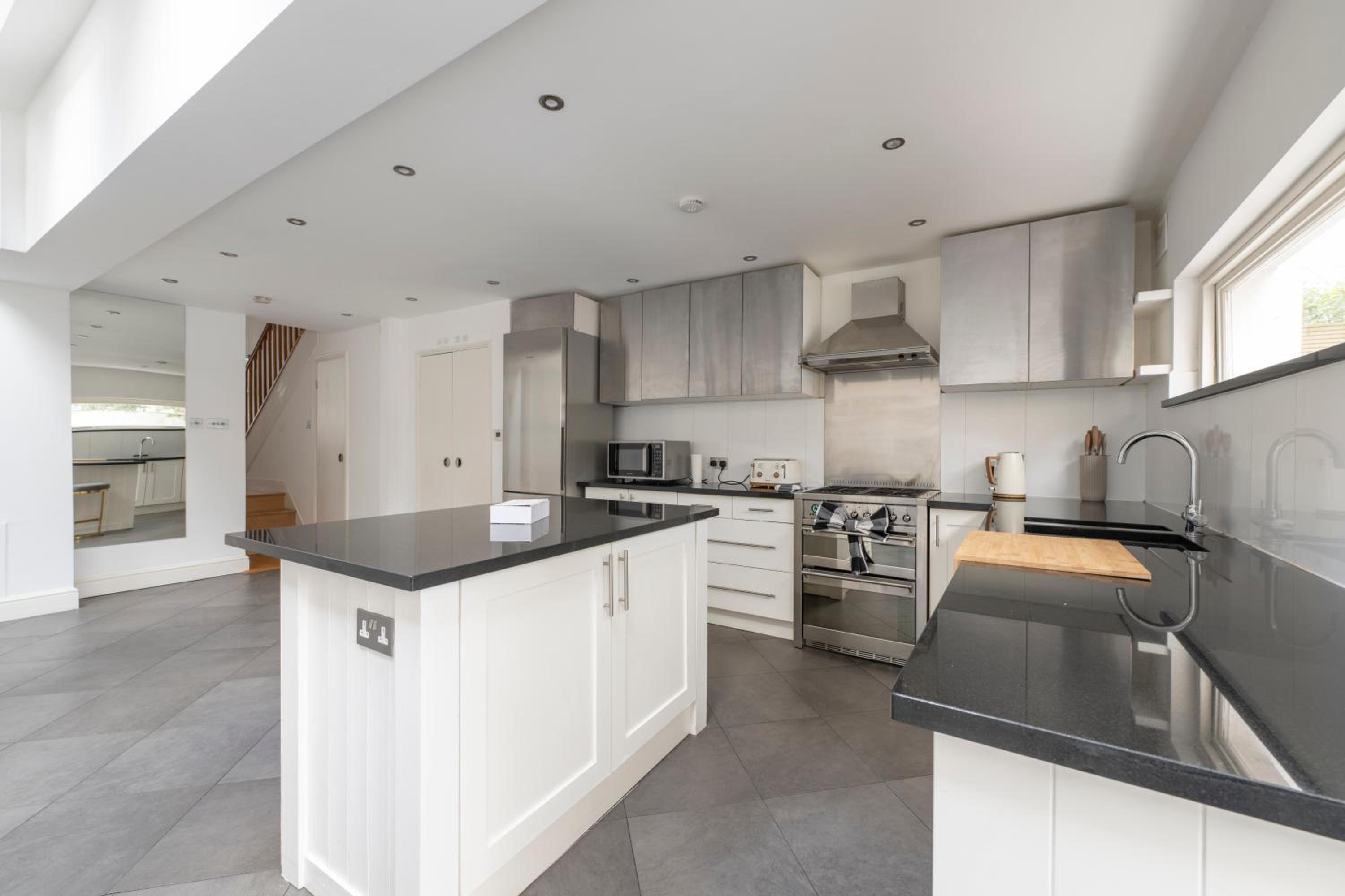 Fulham Spacious 4BD Home, Parking & Garden, WiFi