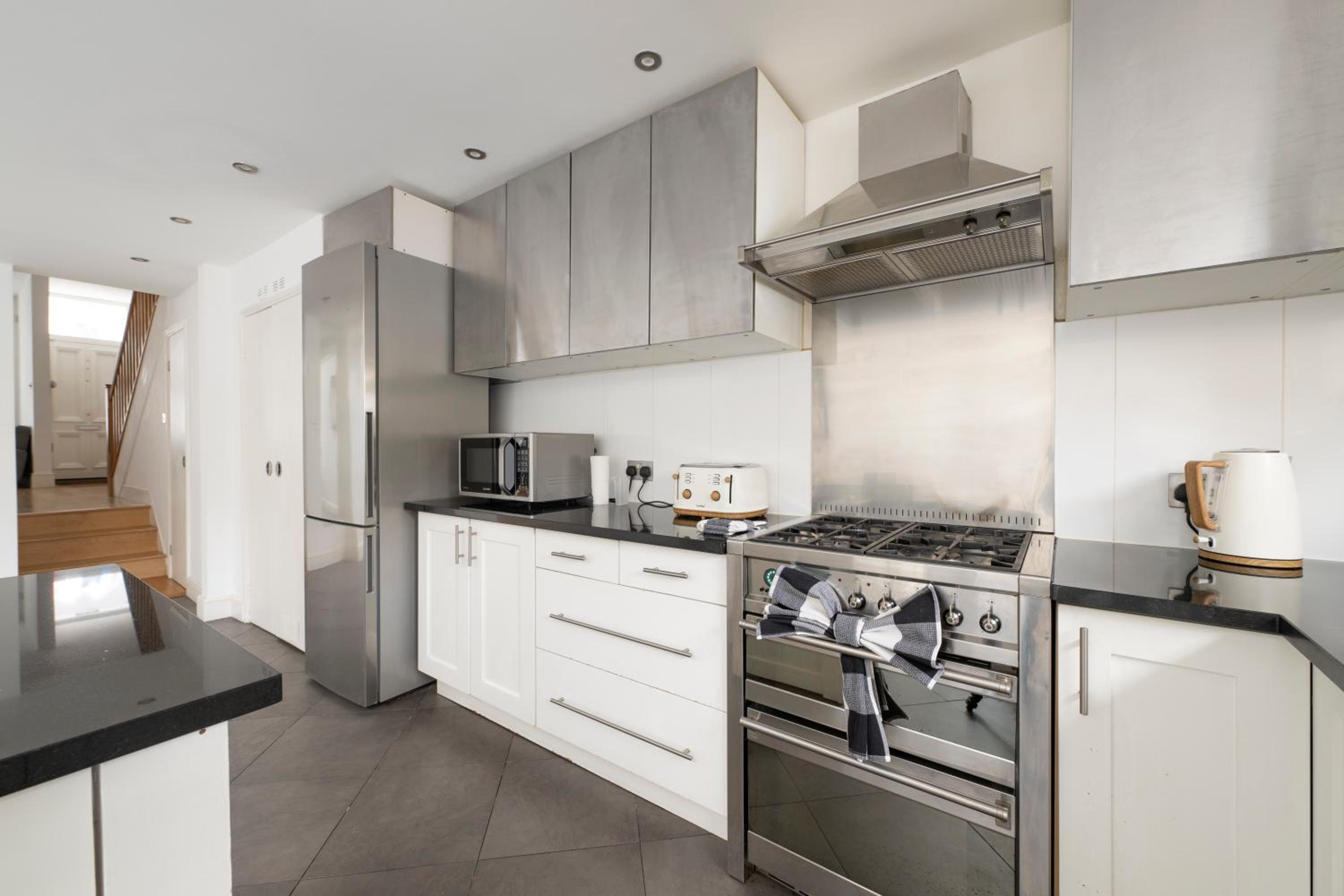 Fulham Spacious 4BD Home, Parking & Garden, WiFi