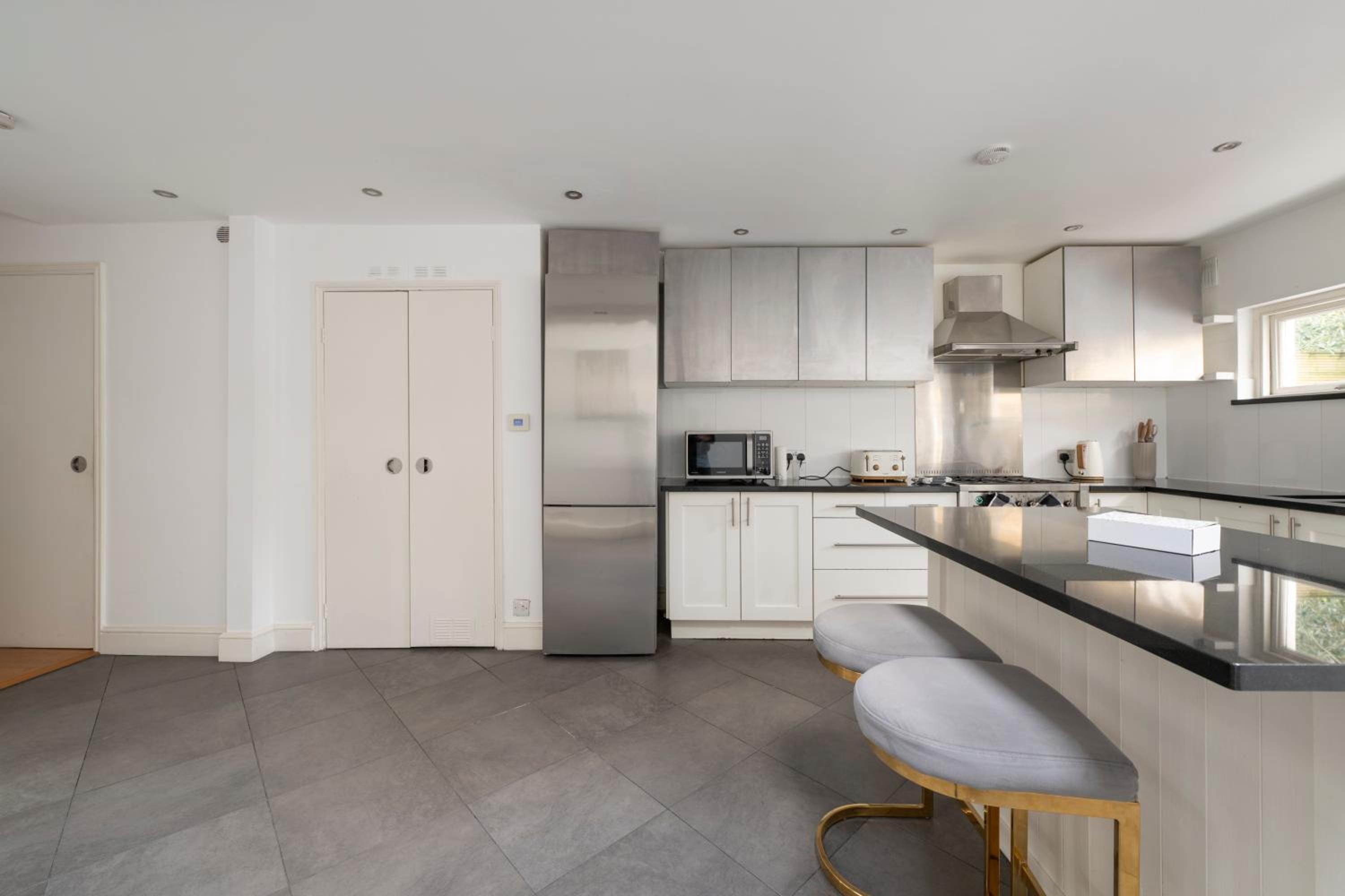 Fulham Spacious 4BD Home, Parking & Garden, WiFi