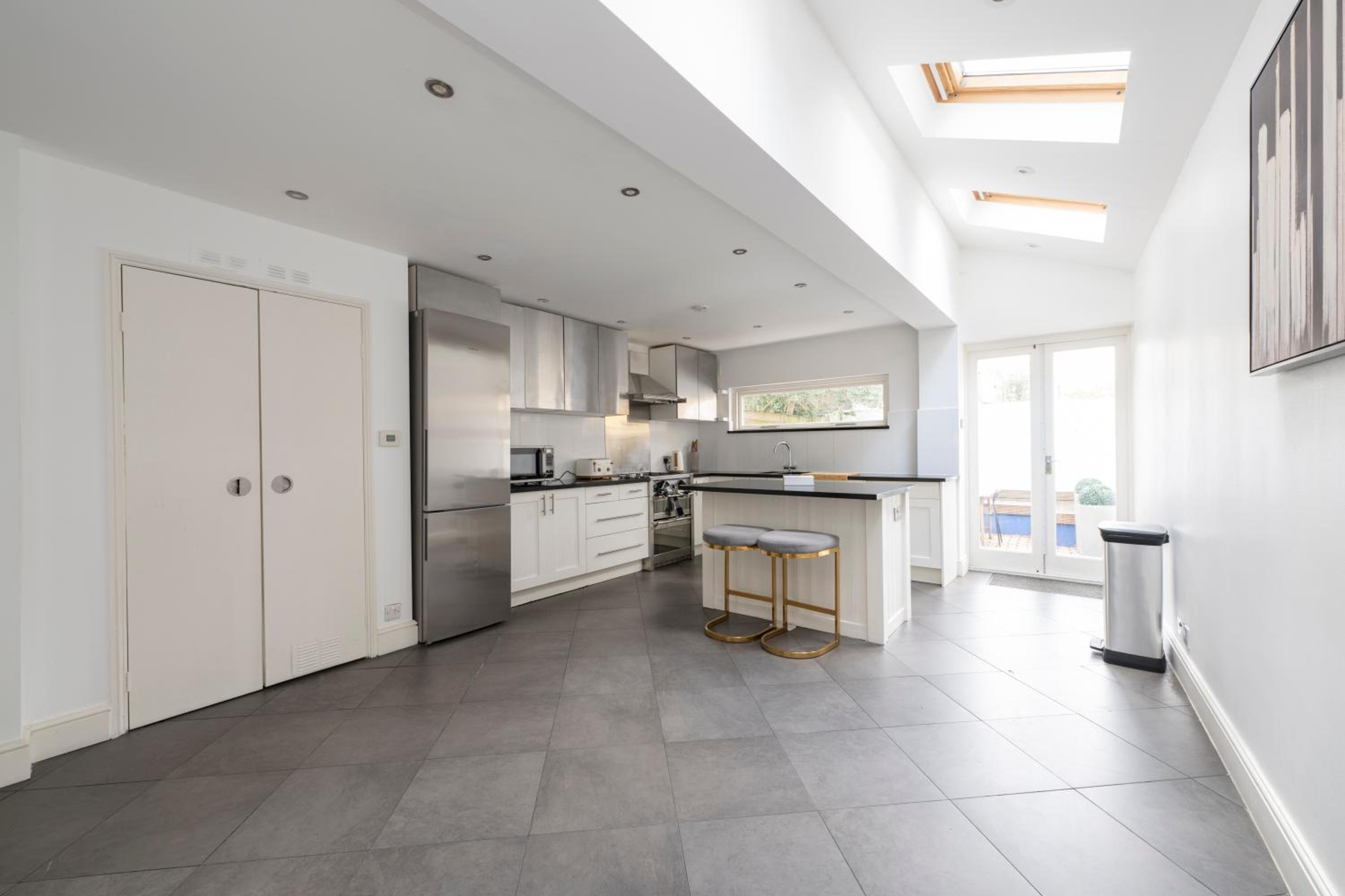 Fulham Spacious 4BD Home, Parking & Garden, WiFi