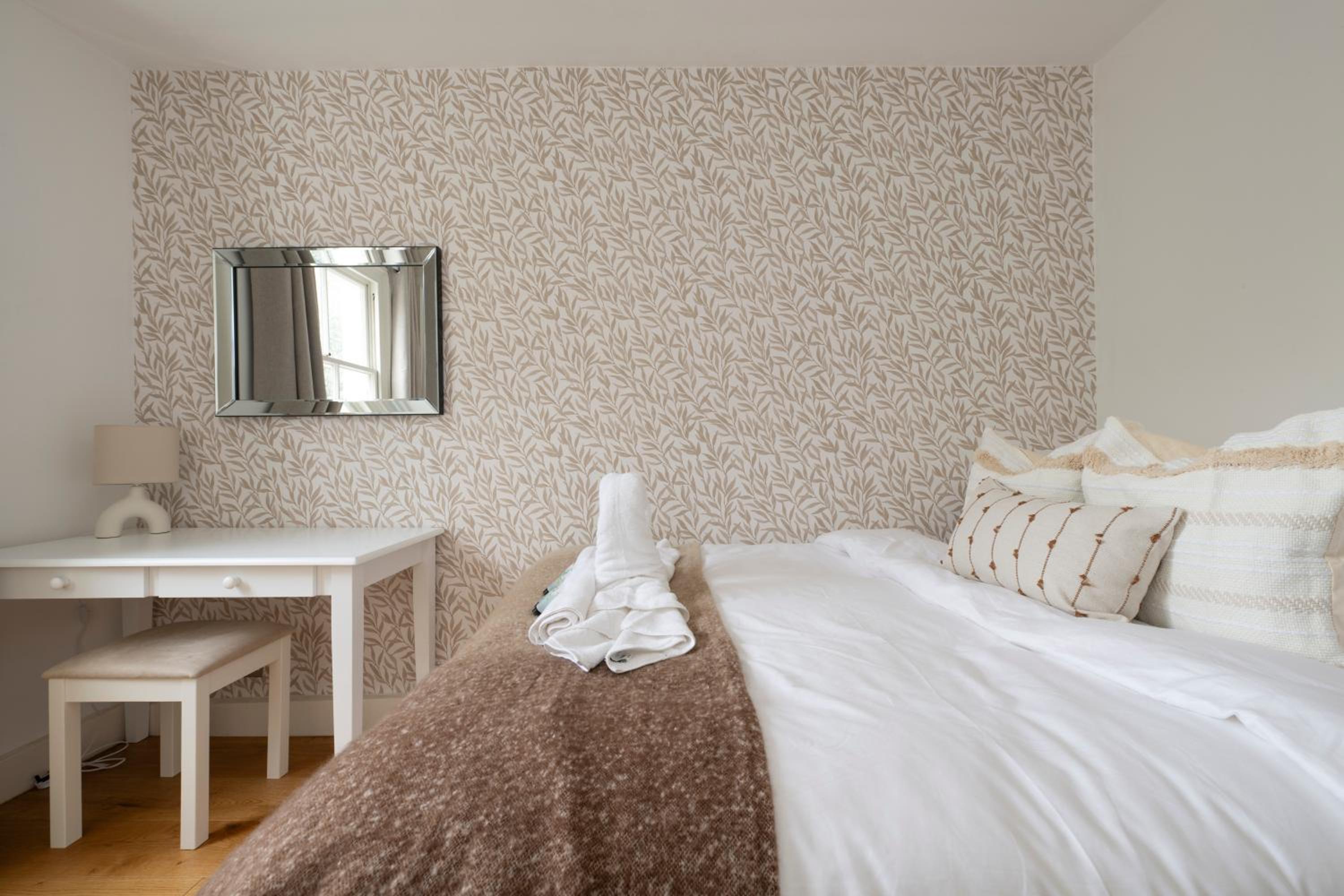 Fulham Spacious 4BD Home, Parking & Garden, WiFi