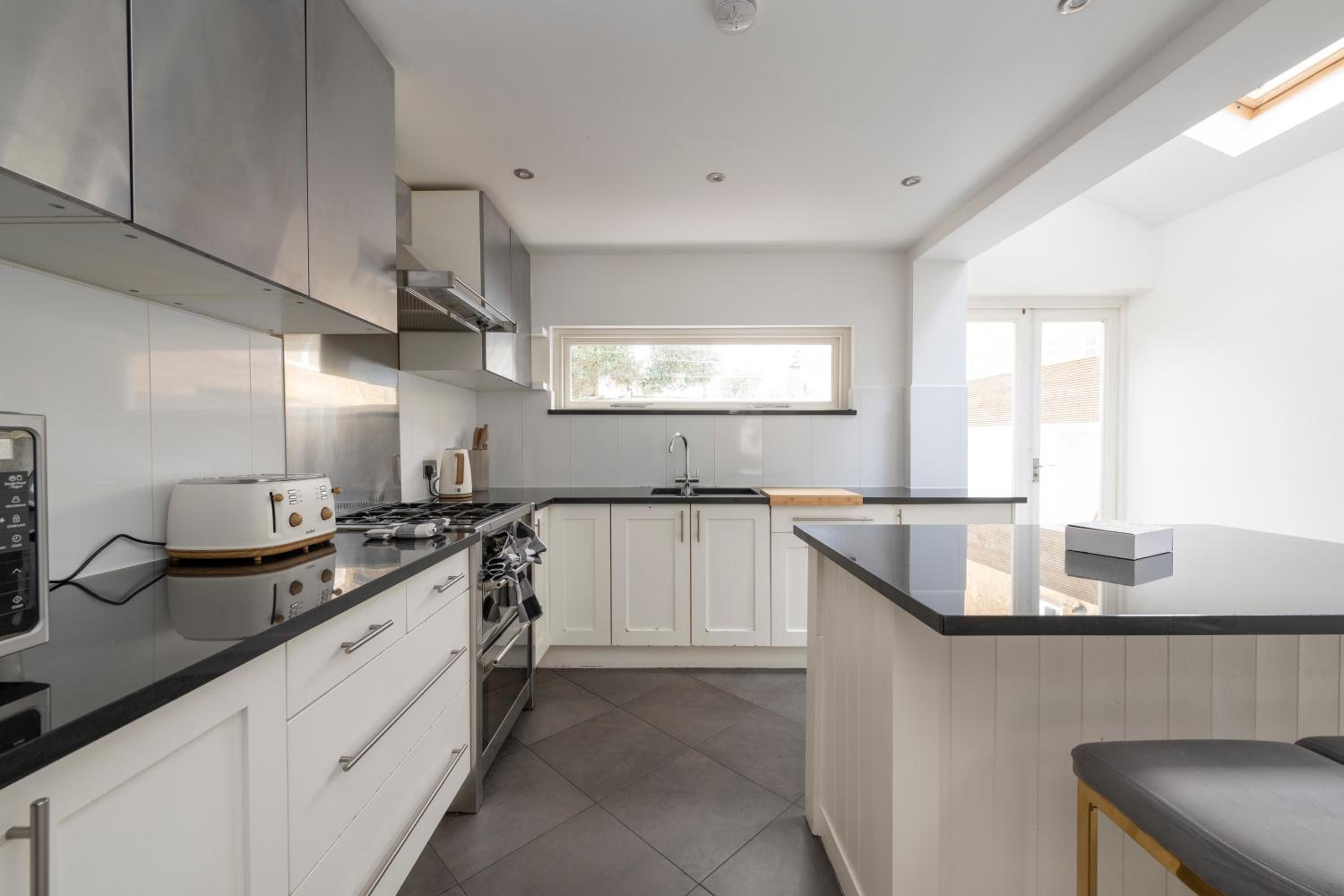 Fulham Spacious 4BD Home, Parking & Garden, WiFi
