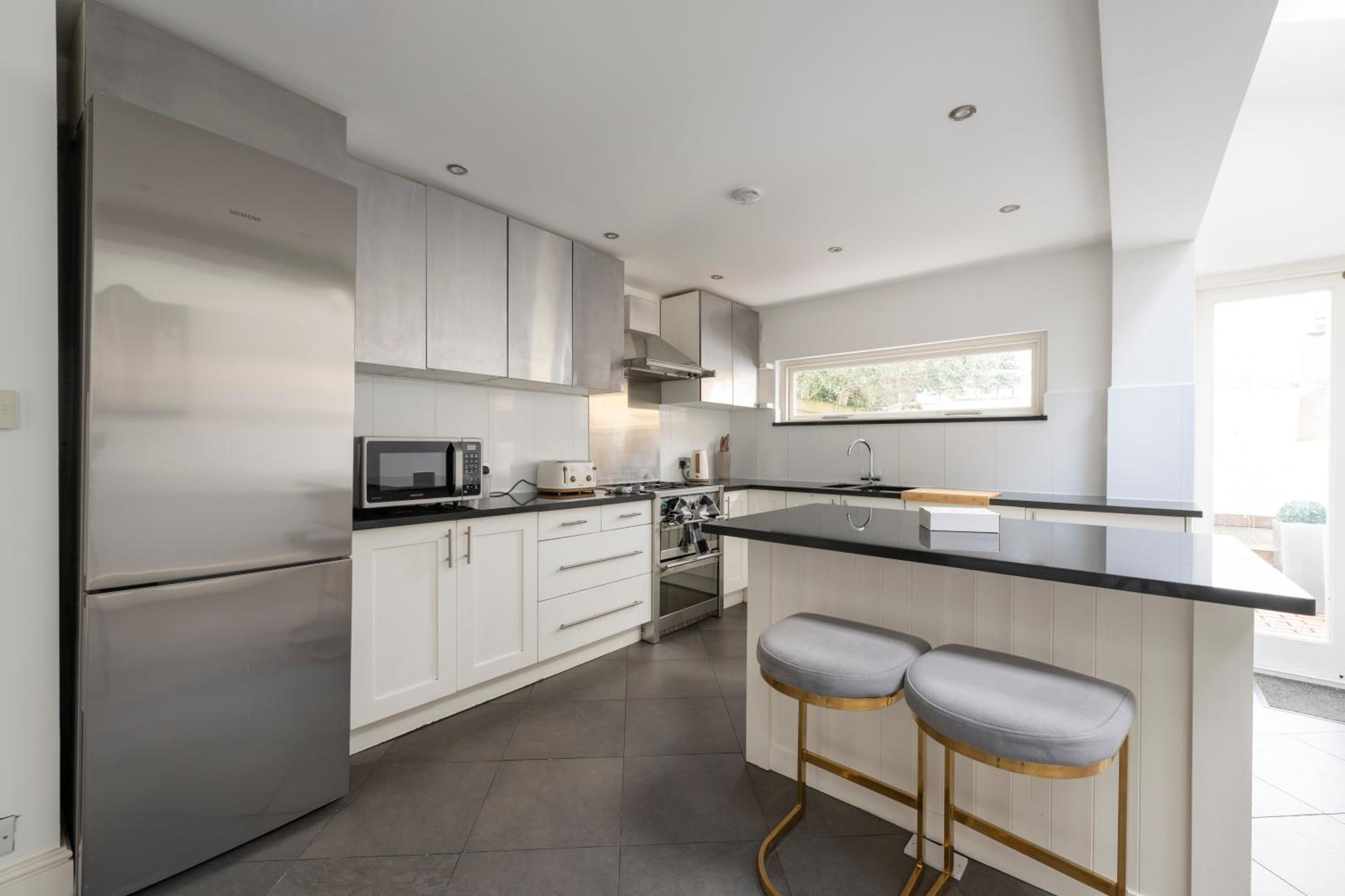 Fulham Spacious 4BD Home, Parking & Garden, WiFi