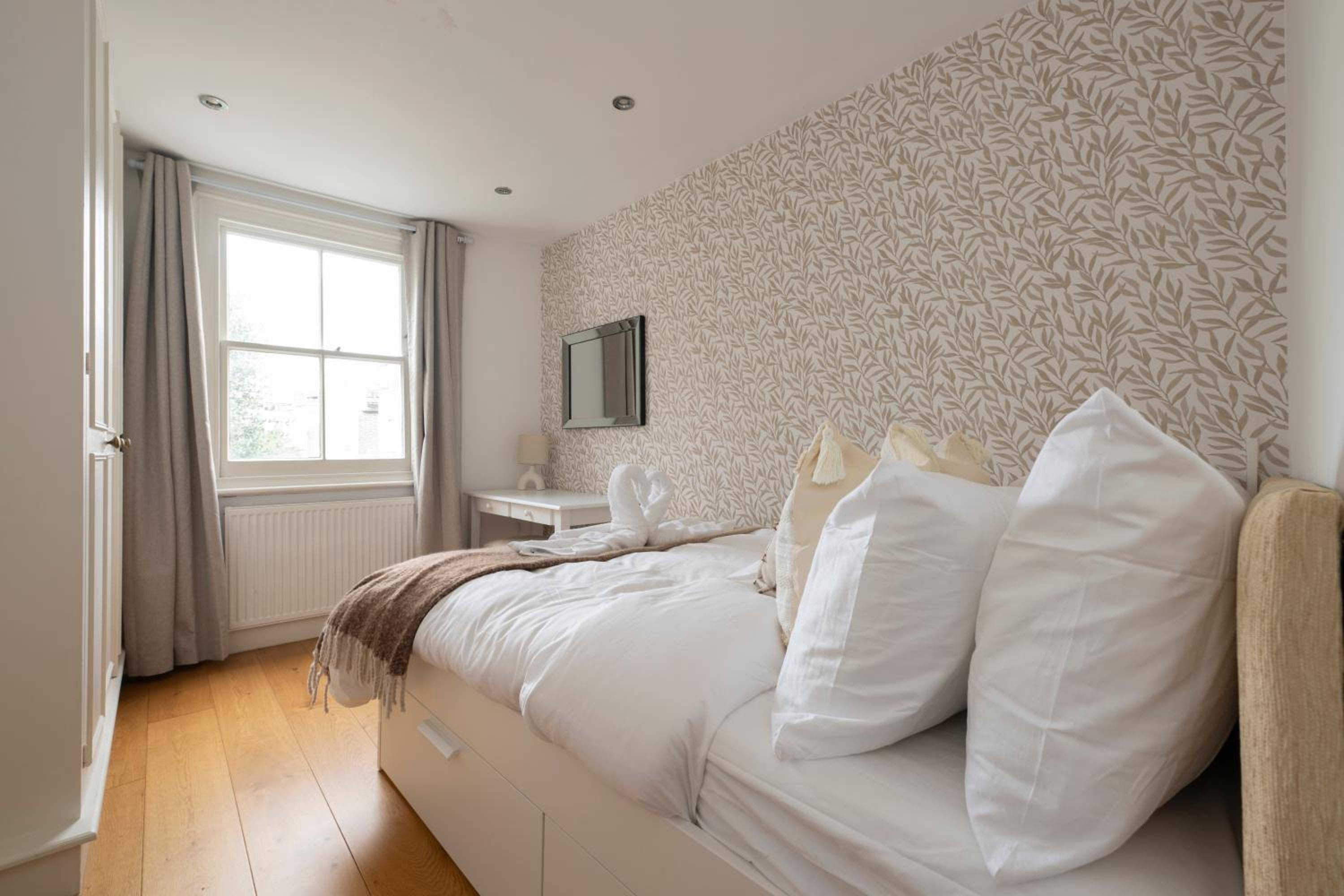 Fulham Spacious 4BD Home, Parking & Garden, WiFi