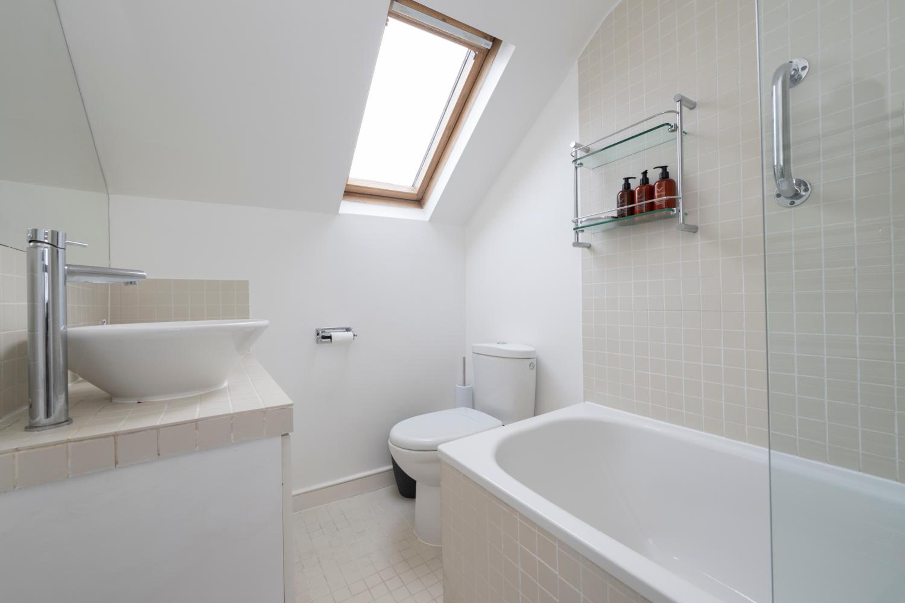 Fulham Spacious 4BD Home, Parking & Garden, WiFi