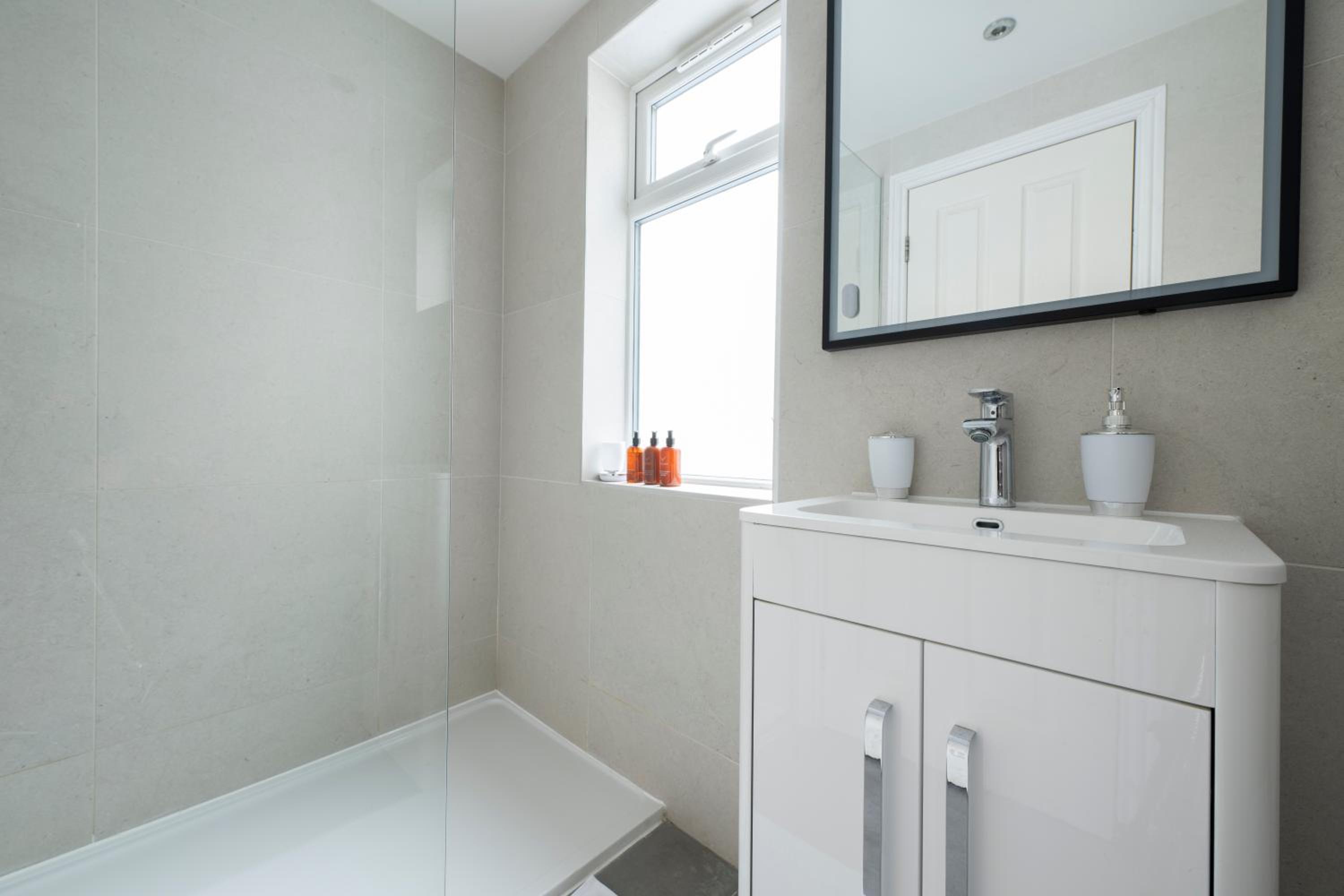 Fulham Spacious 4BD Home, Parking & Garden, WiFi