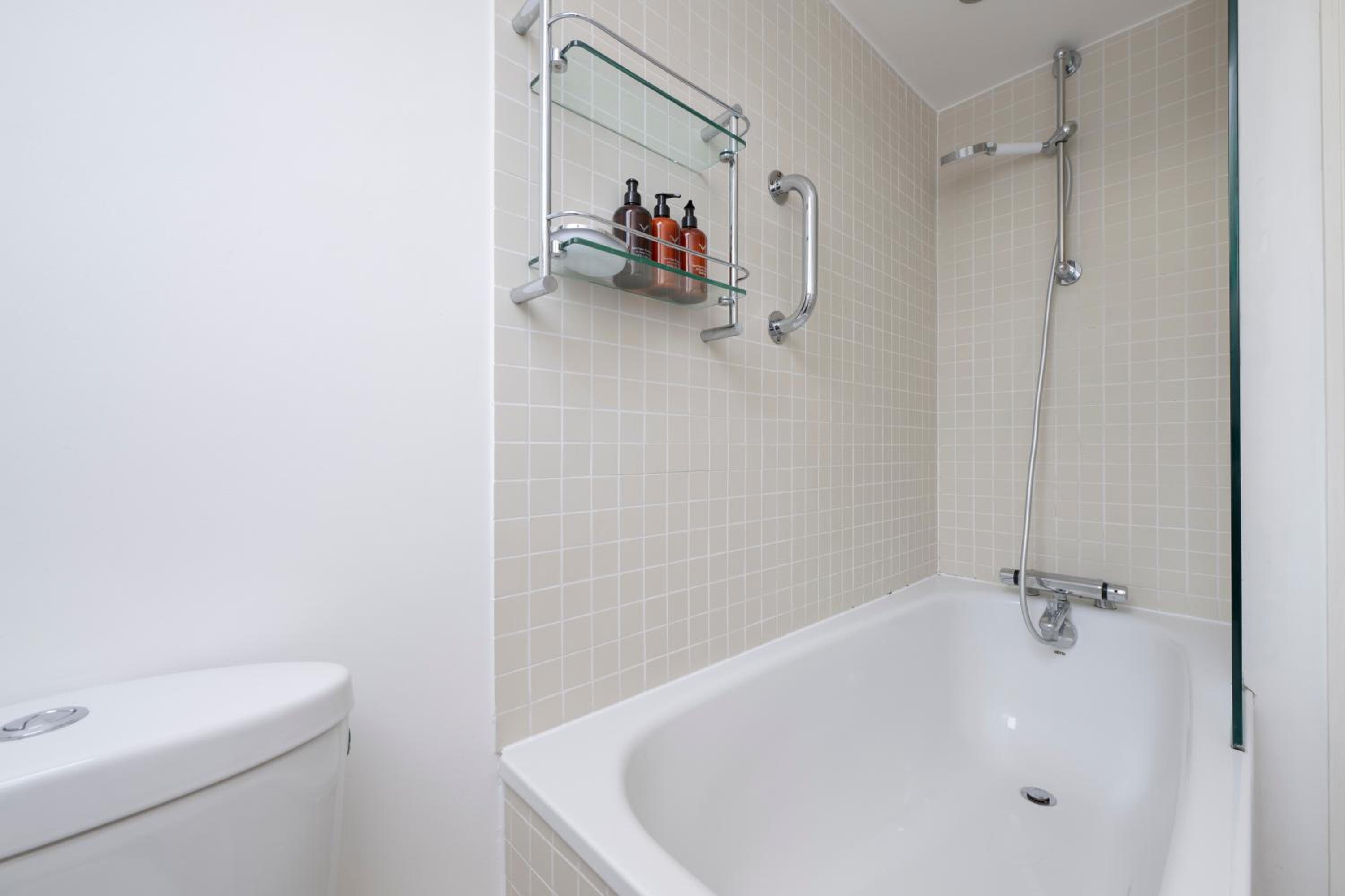 Fulham Spacious 4BD Home, Parking & Garden, WiFi
