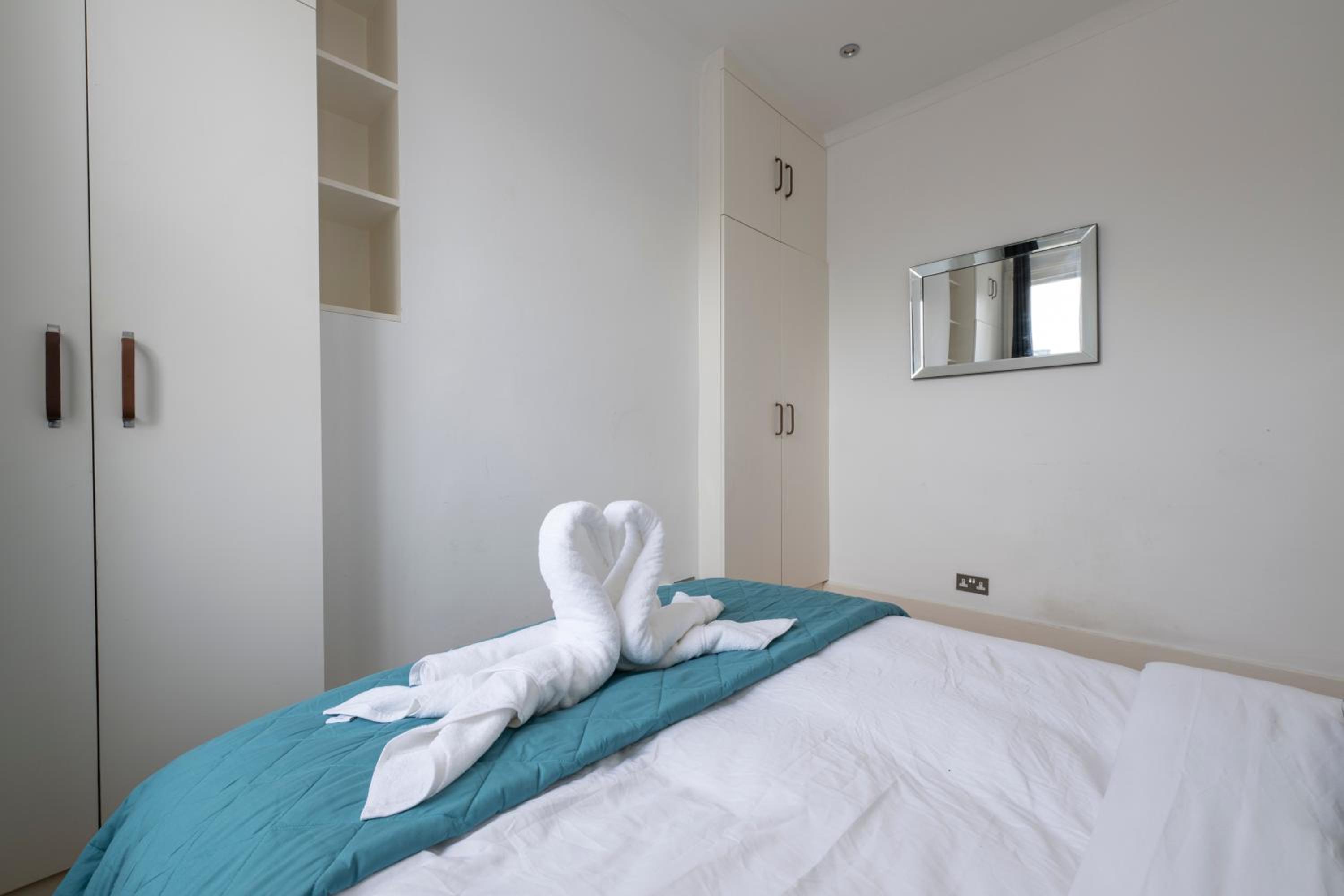 Fulham Spacious 4BD Home, Parking & Garden, WiFi
