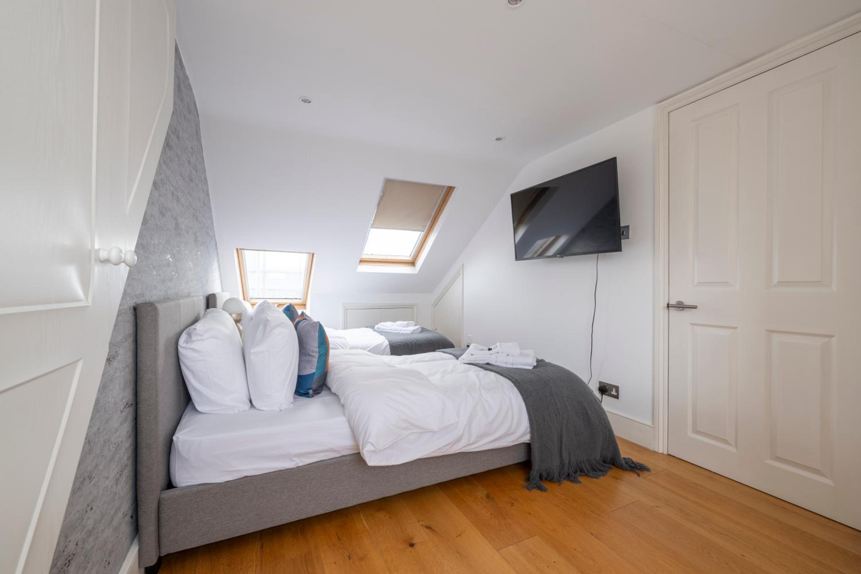 Fulham Spacious 4BD Home, Parking & Garden, WiFi