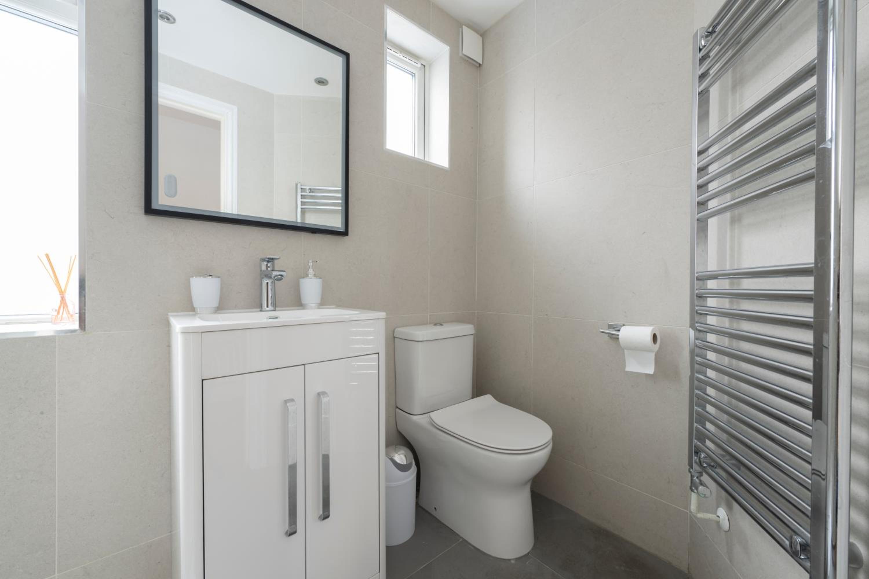 Fulham Spacious 4BD Home, Parking & Garden, WiFi