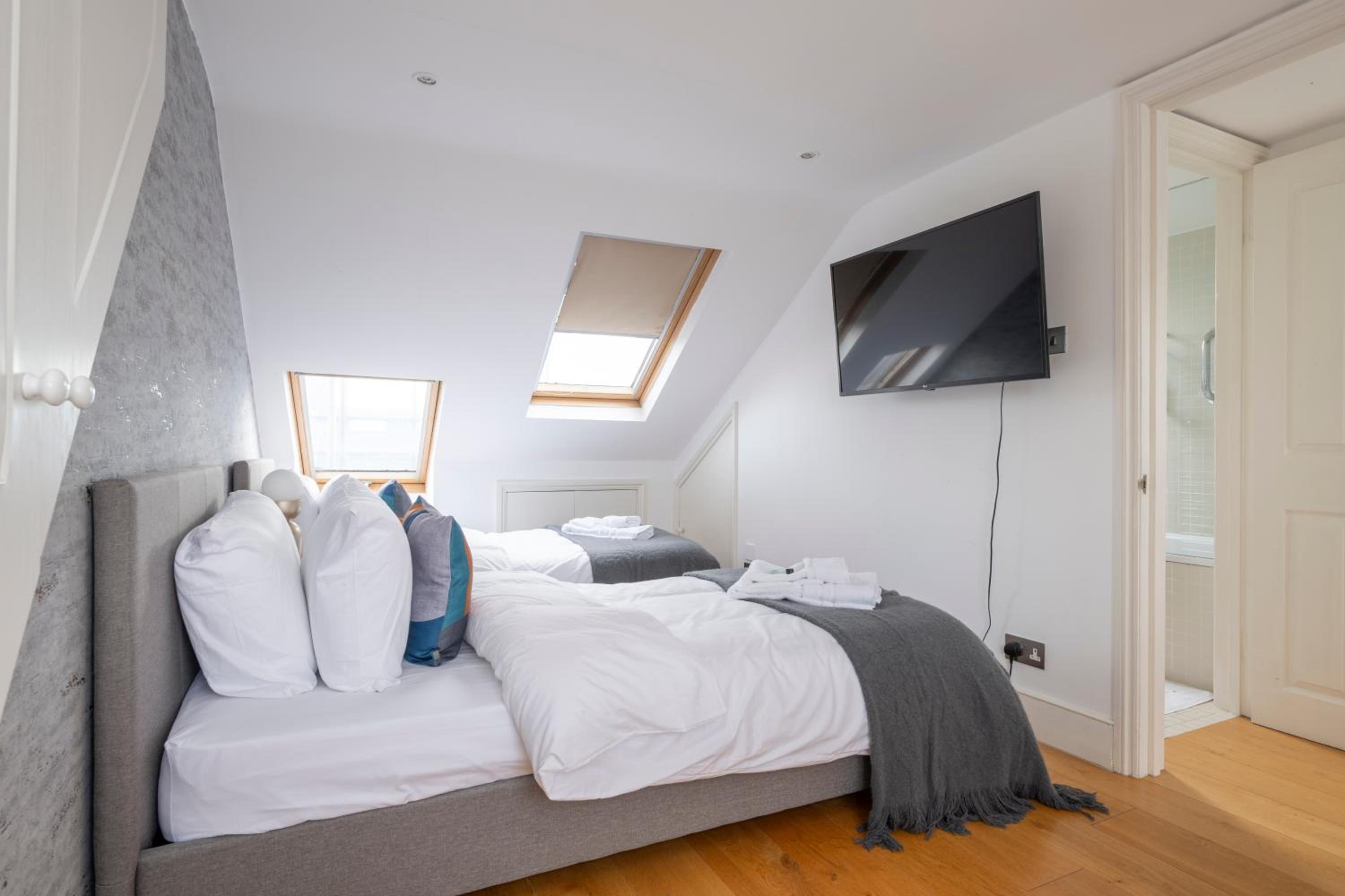 Fulham Spacious 4BD Home, Parking & Garden, WiFi