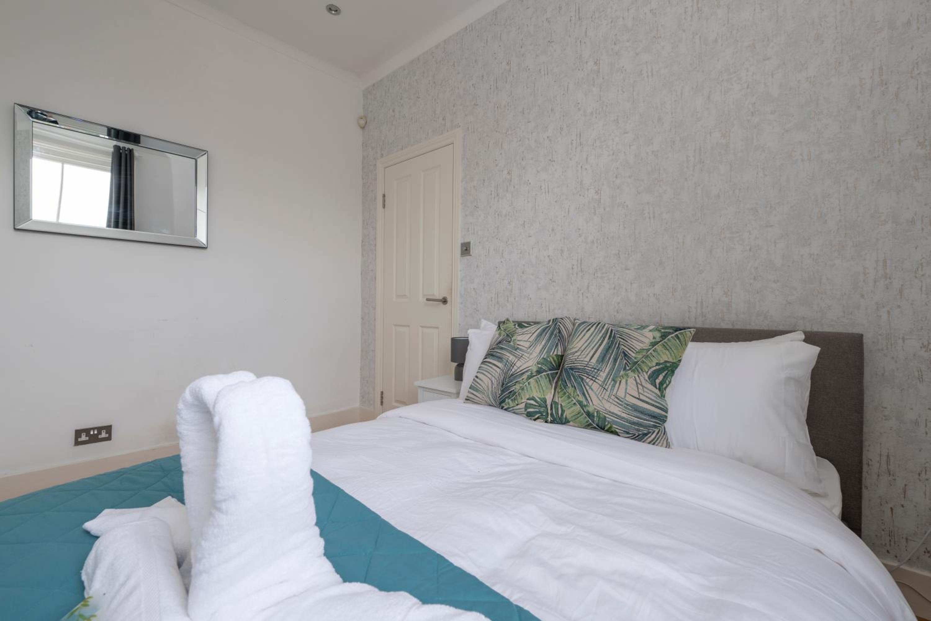 Fulham Spacious 4BD Home, Parking & Garden, WiFi