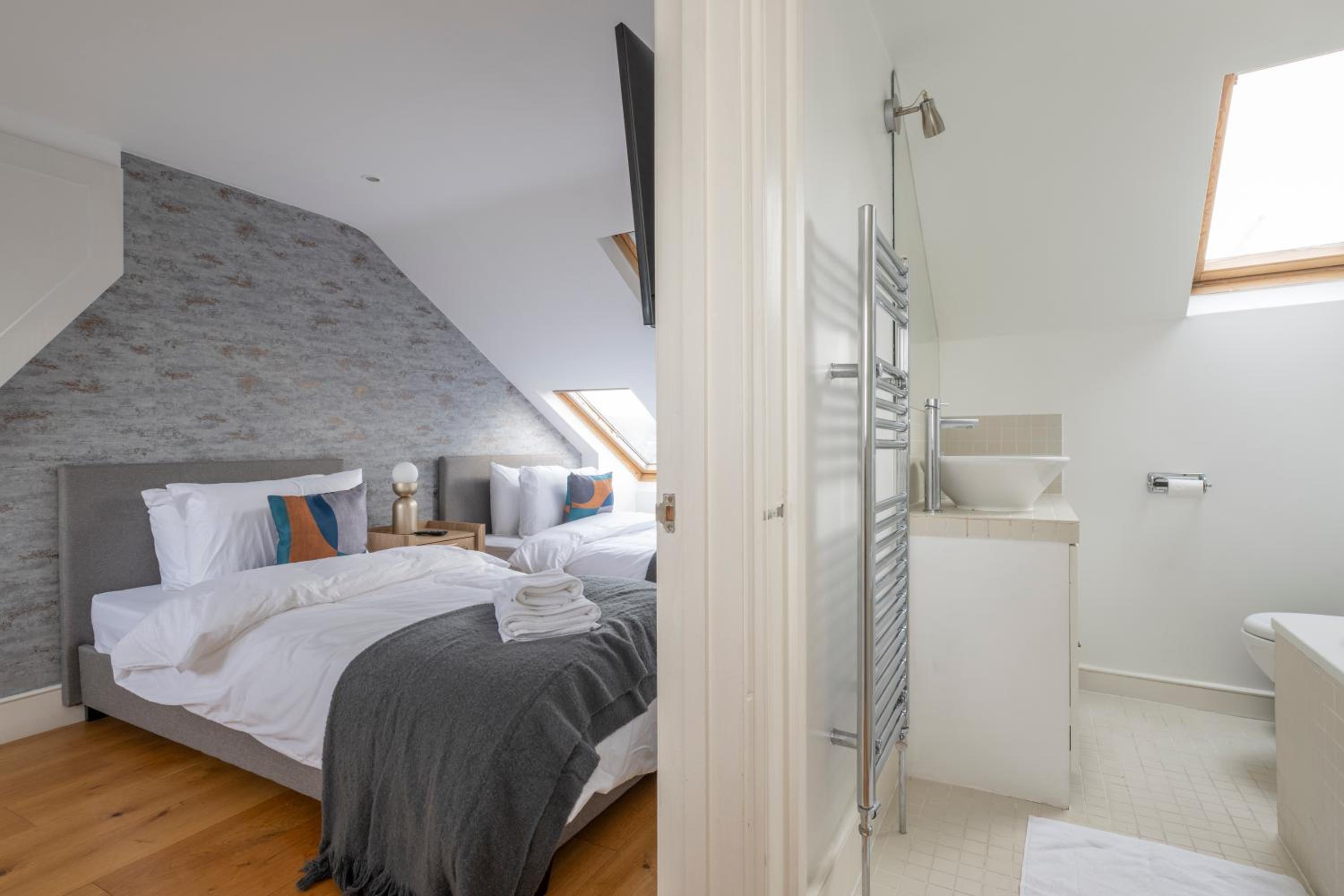 Fulham Spacious 4BD Home, Parking & Garden, WiFi