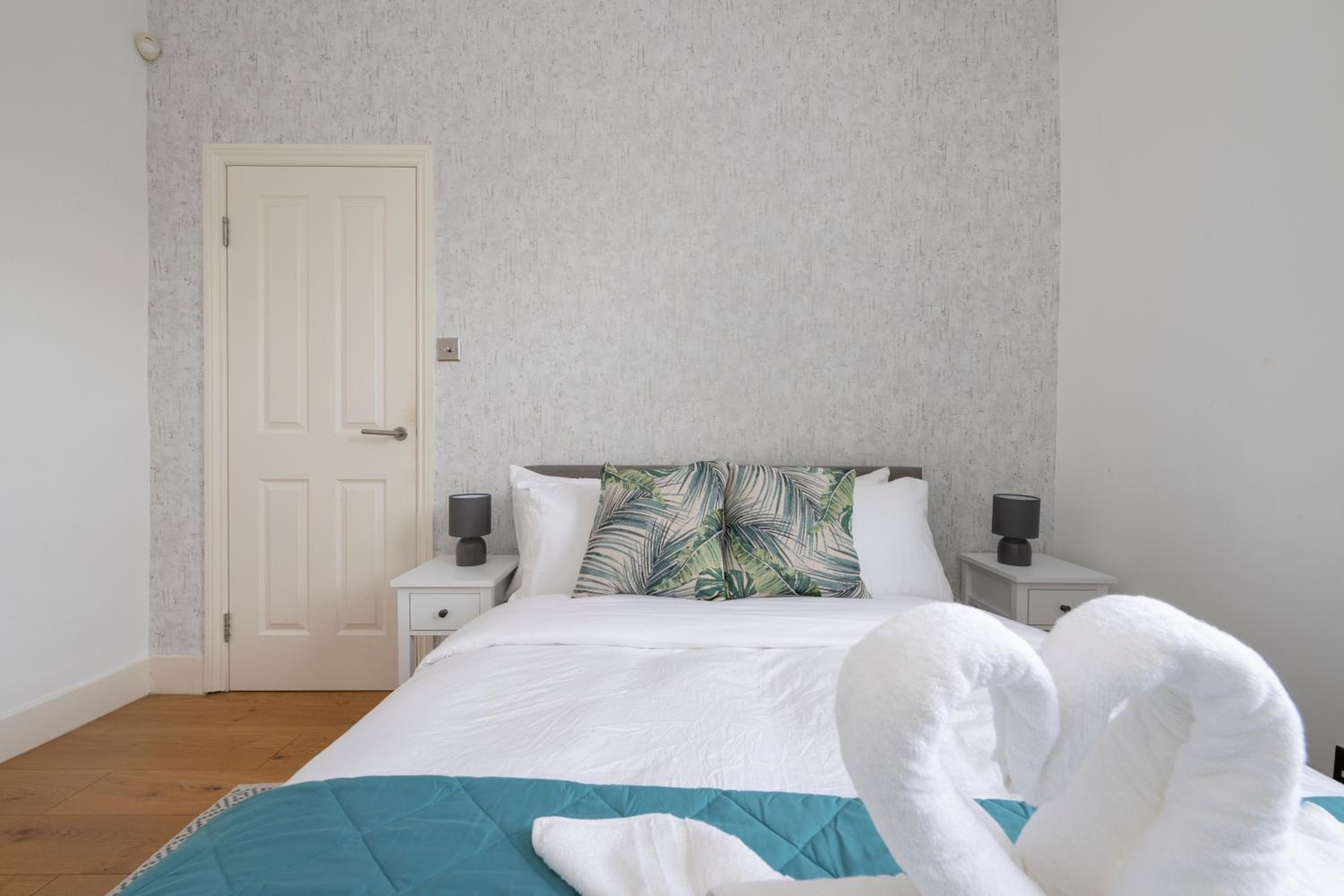 Fulham Spacious 4BD Home, Parking & Garden, WiFi