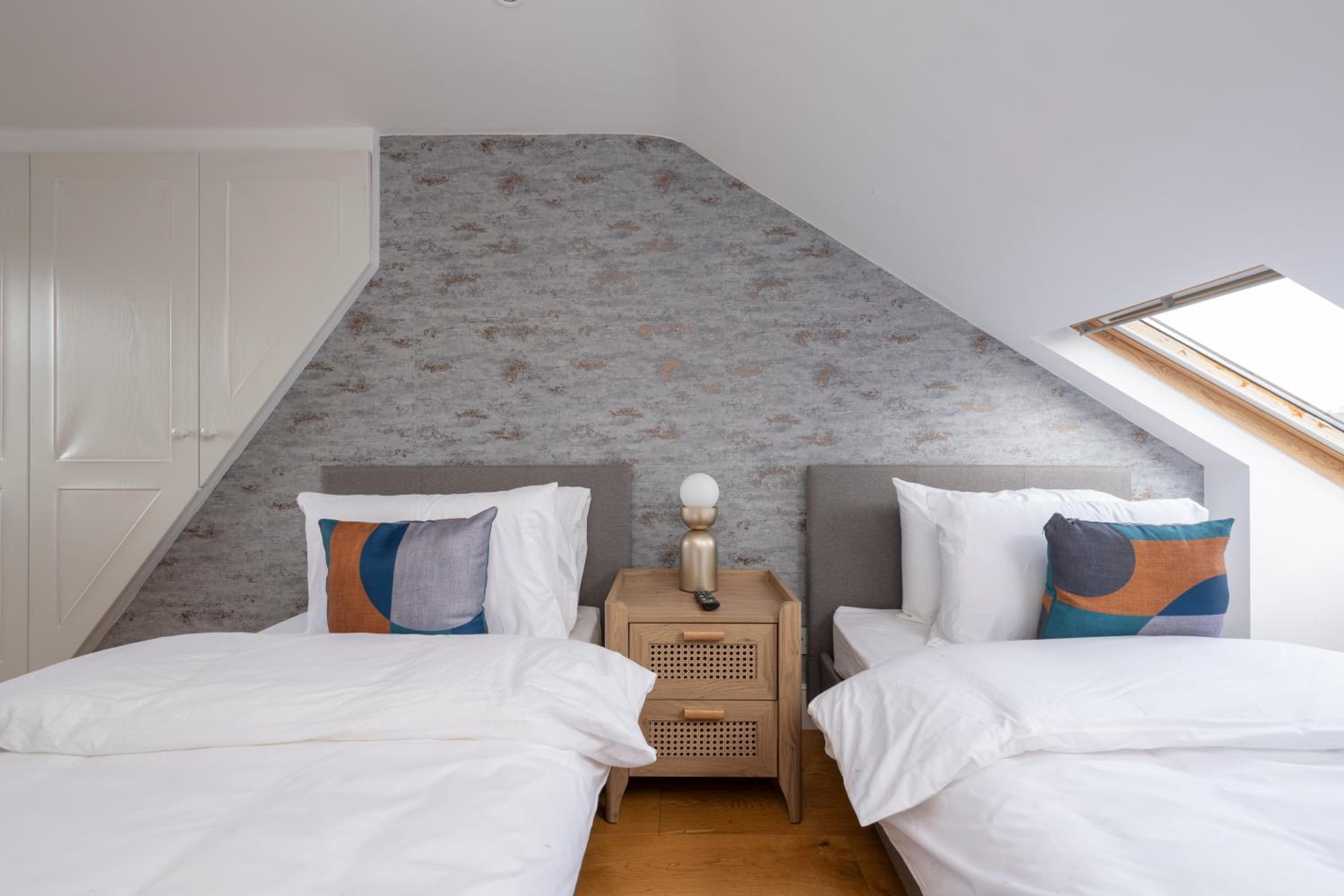 Fulham Spacious 4BD Home, Parking & Garden, WiFi