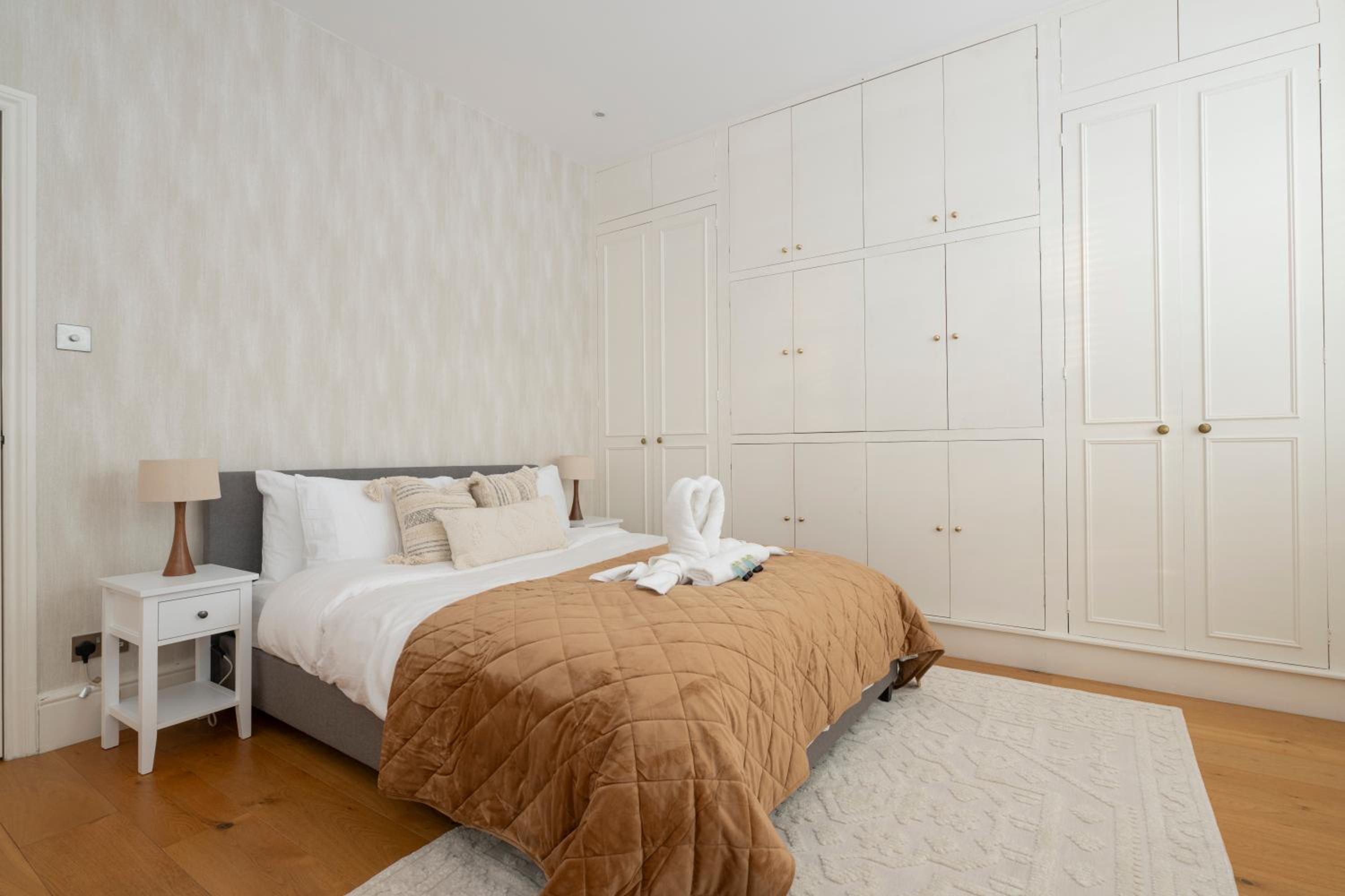Fulham Spacious 4BD Home, Parking & Garden, WiFi