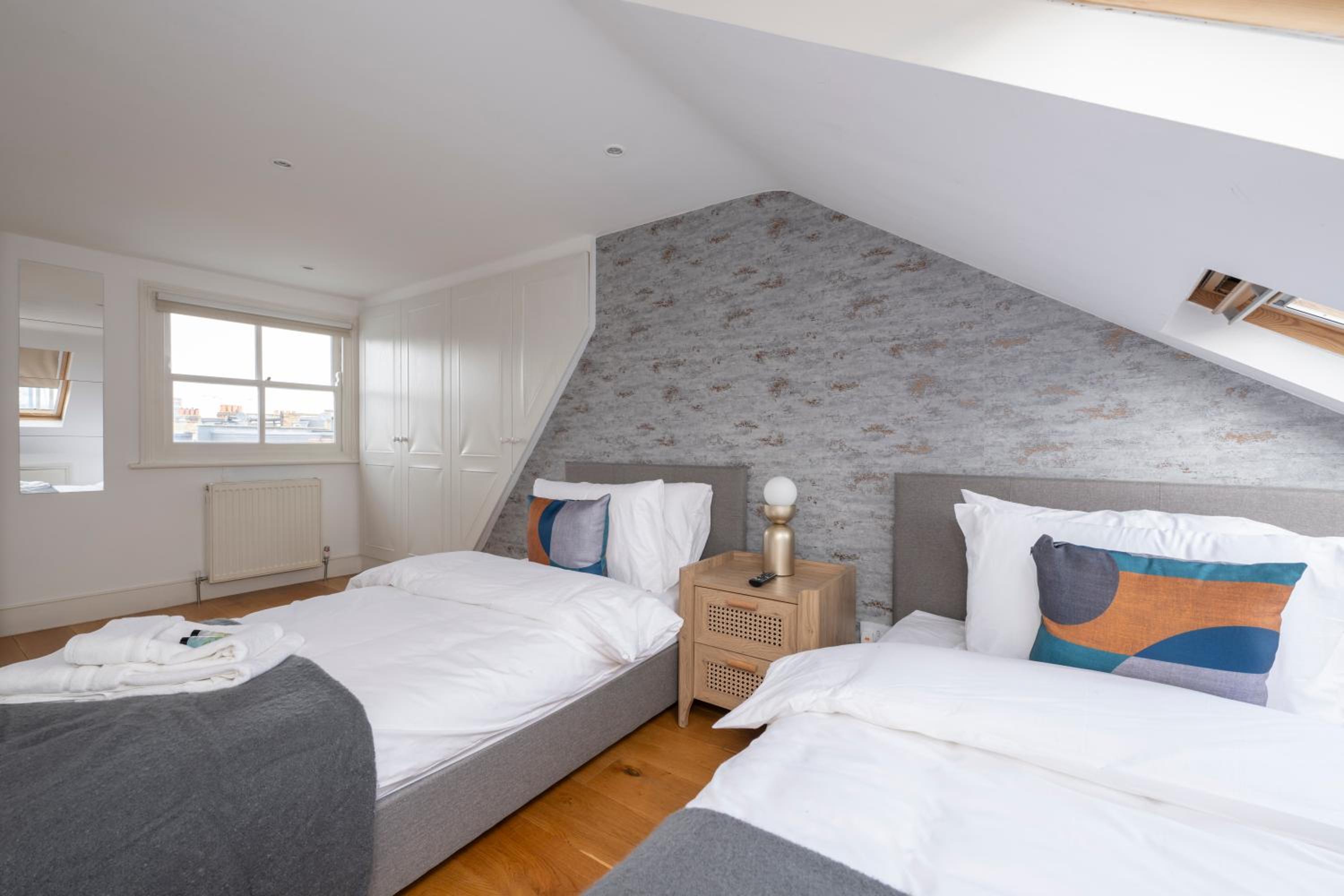 Fulham Spacious 4BD Home, Parking & Garden, WiFi