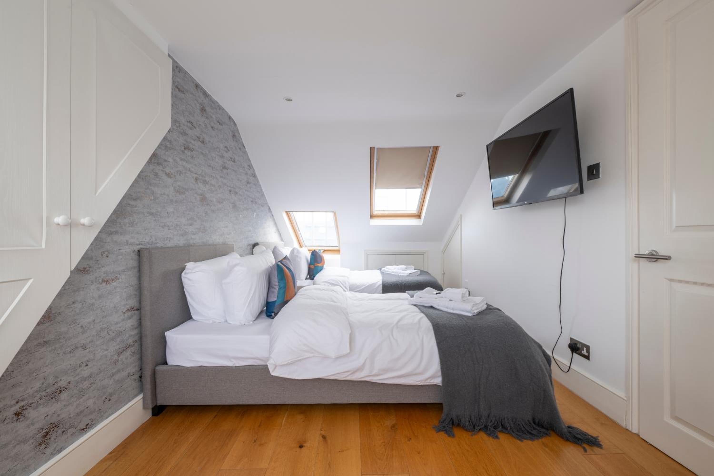 Fulham Spacious 4BD Home, Parking & Garden, WiFi