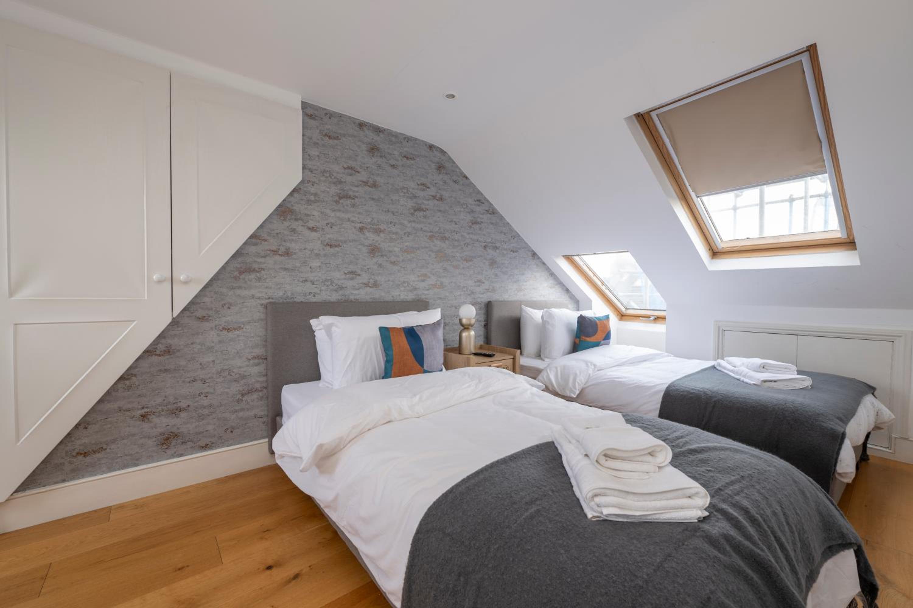 Fulham Spacious 4BD Home, Parking & Garden, WiFi