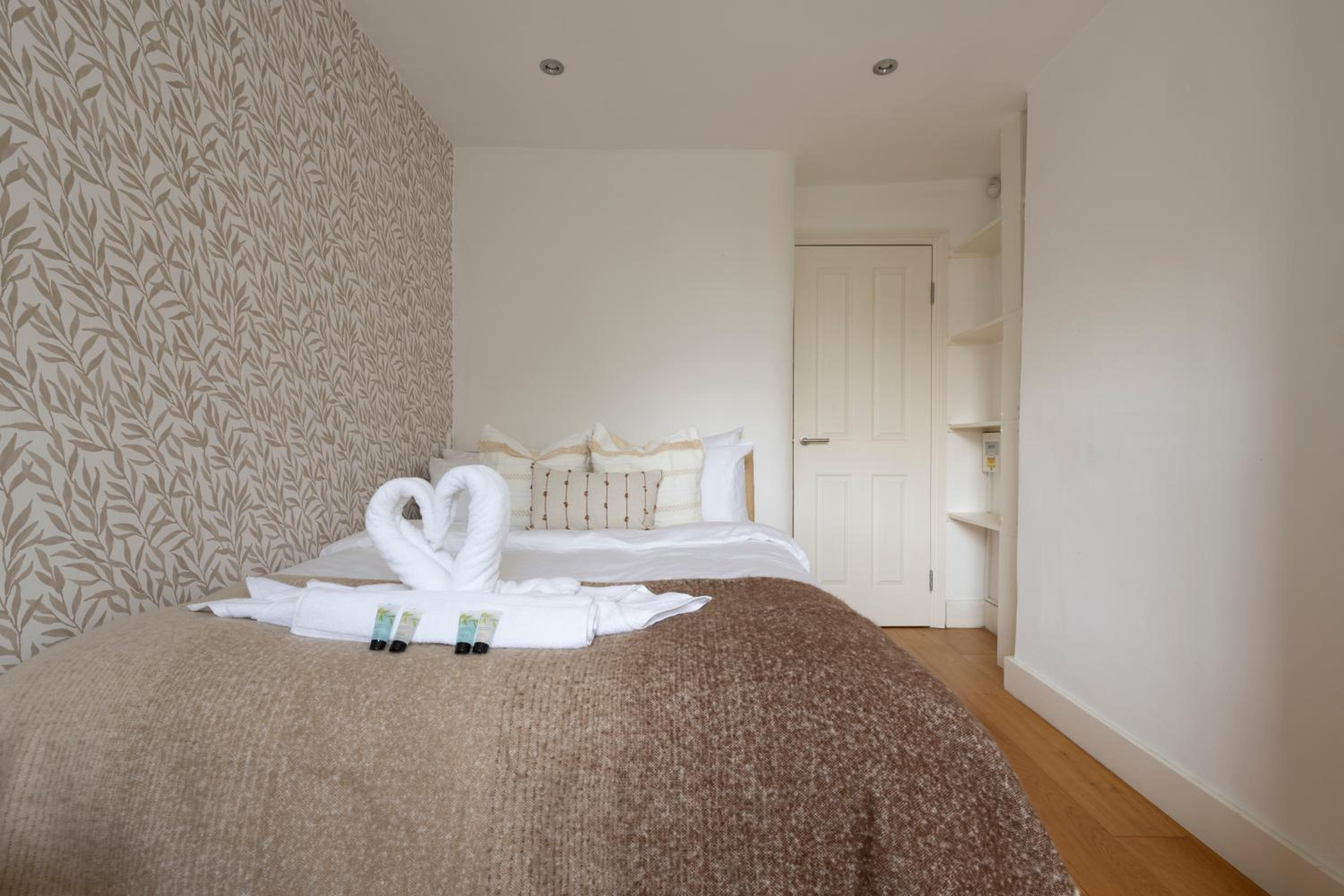 Fulham Spacious 4BD Home, Parking & Garden, WiFi