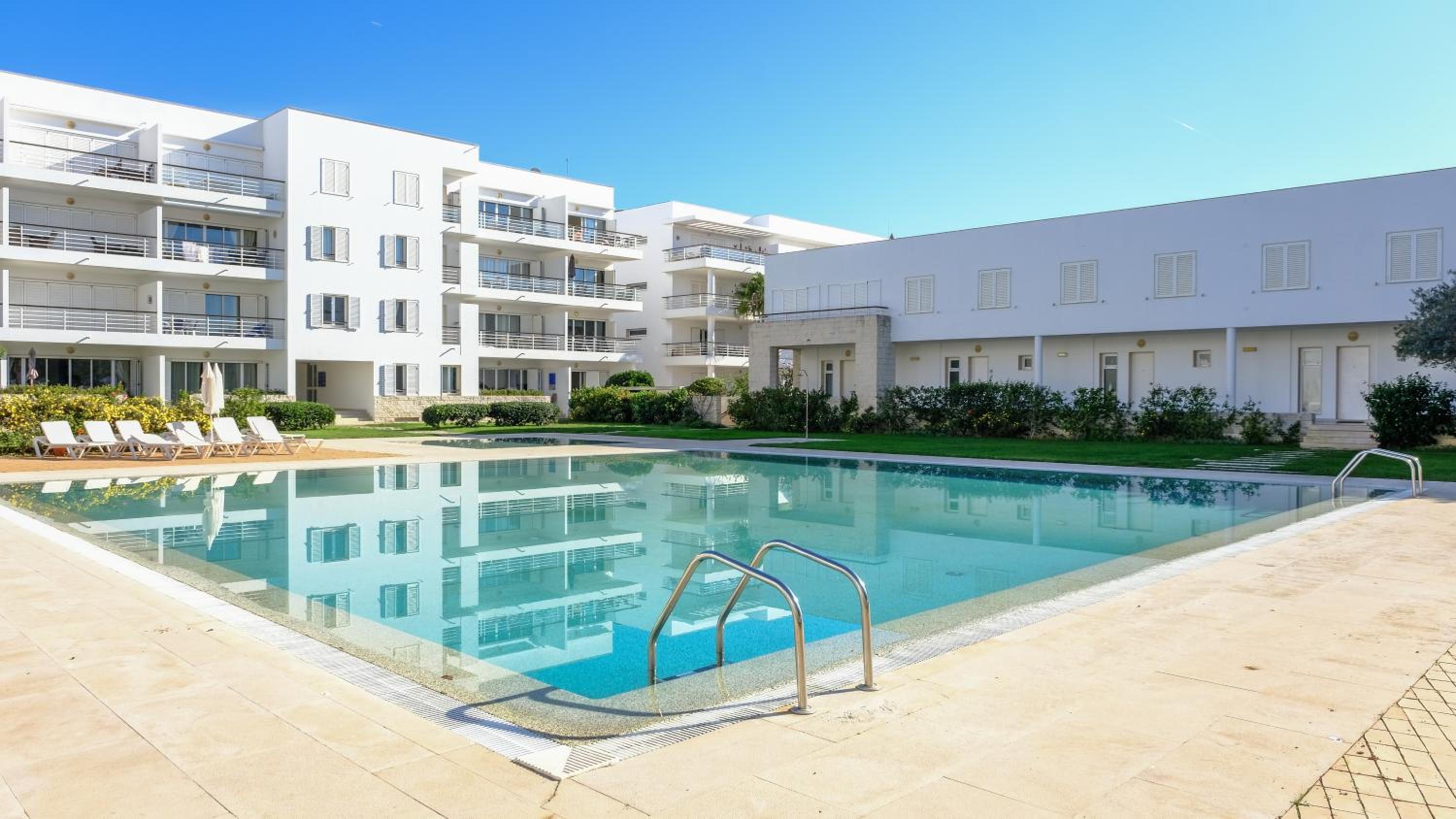 Beautiful two bedroom apartment in Lagos Marina with shared pool