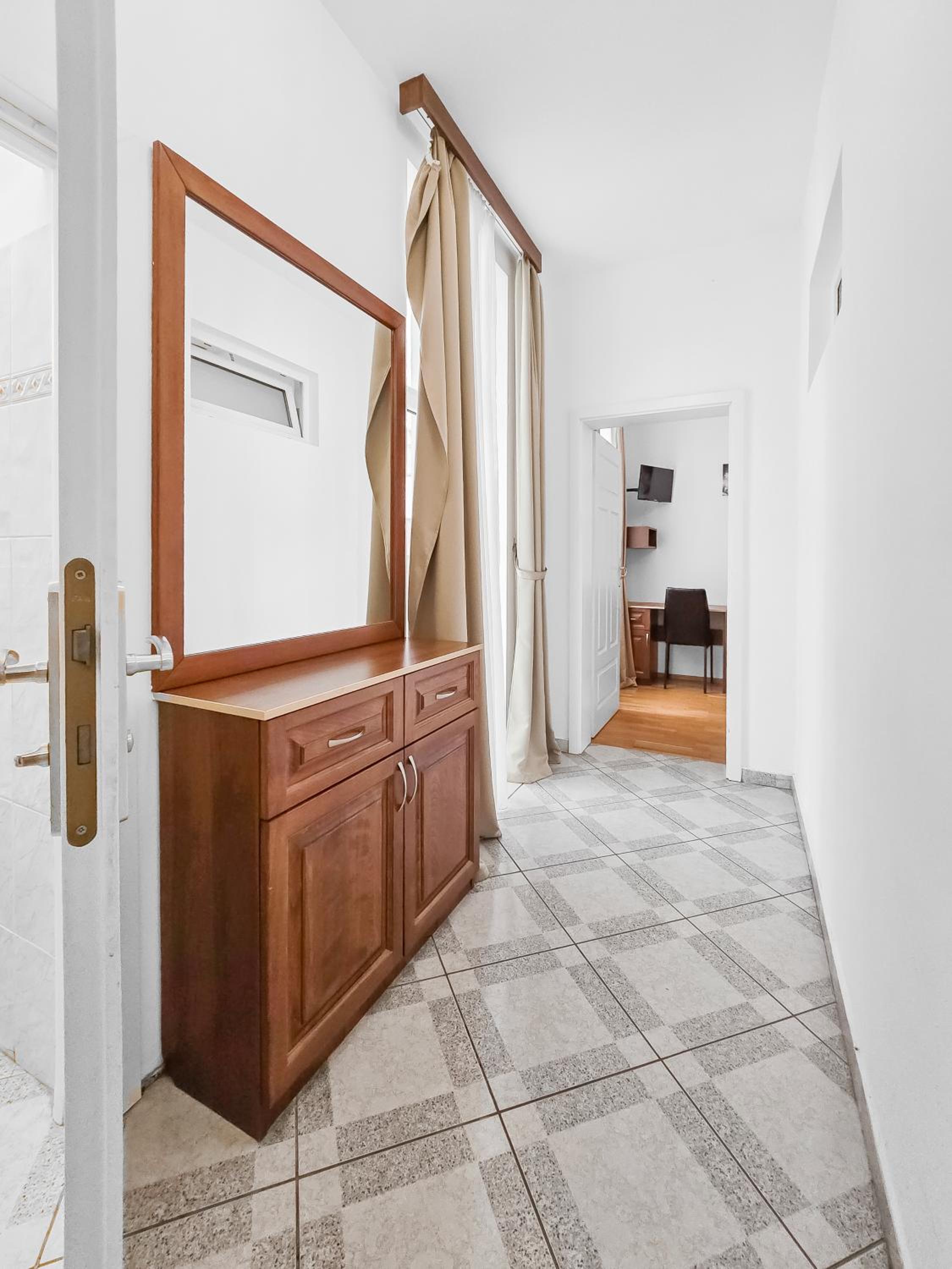 Elegant 3-Bedroom Getaway with Balcony for Groups up to 7