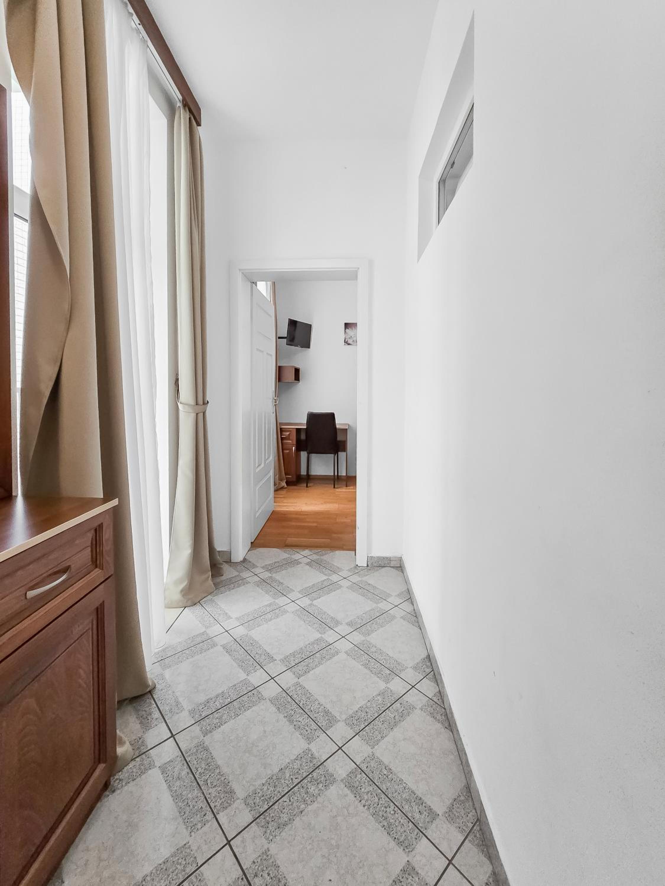 Elegant 3-Bedroom Getaway with Balcony for Groups up to 7