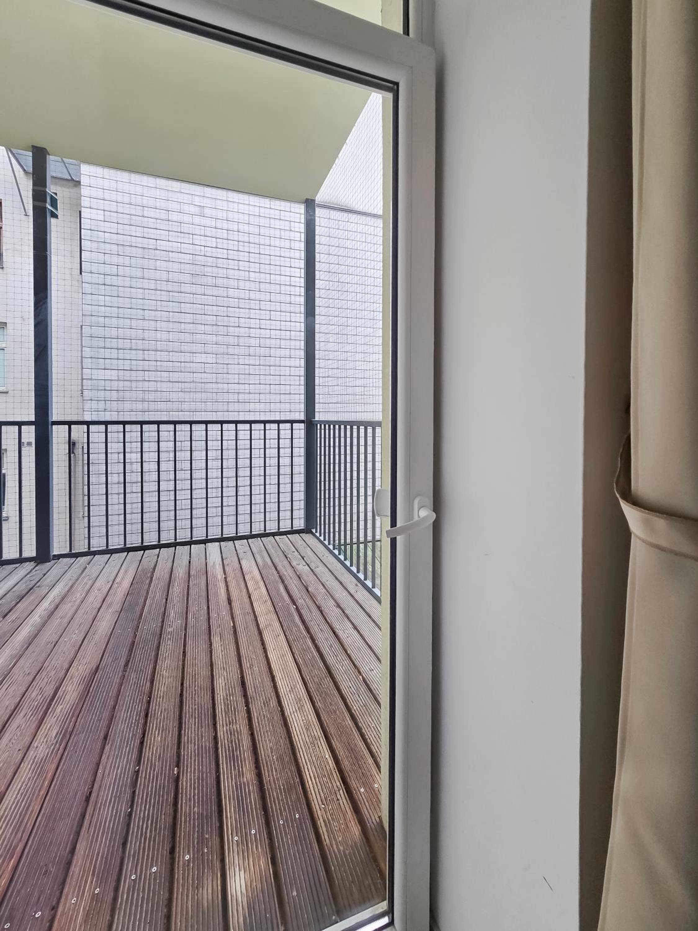 Elegant 3-Bedroom Getaway with Balcony for Groups up to 7
