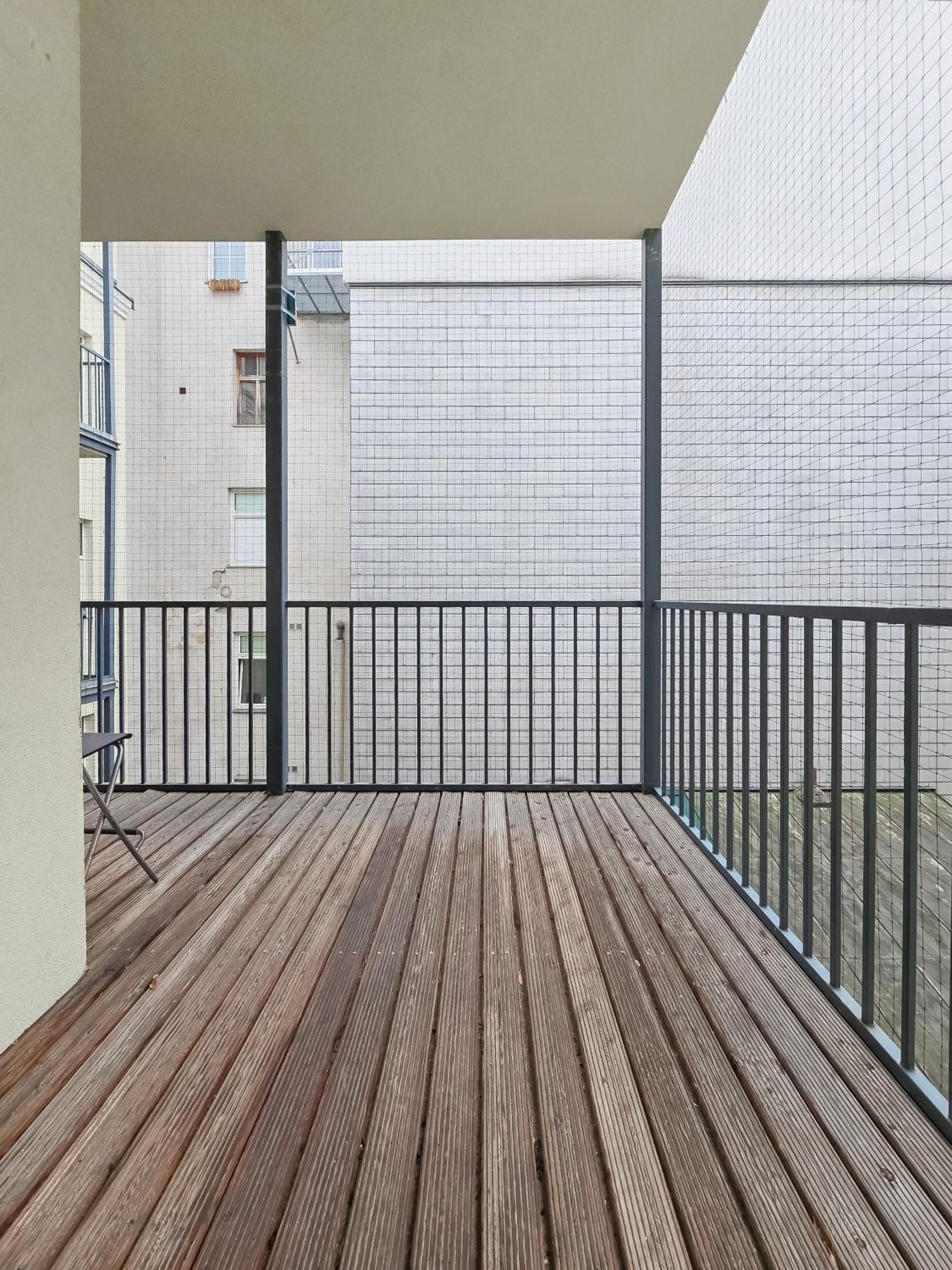 Elegant 3-Bedroom Getaway with Balcony for Groups up to 7