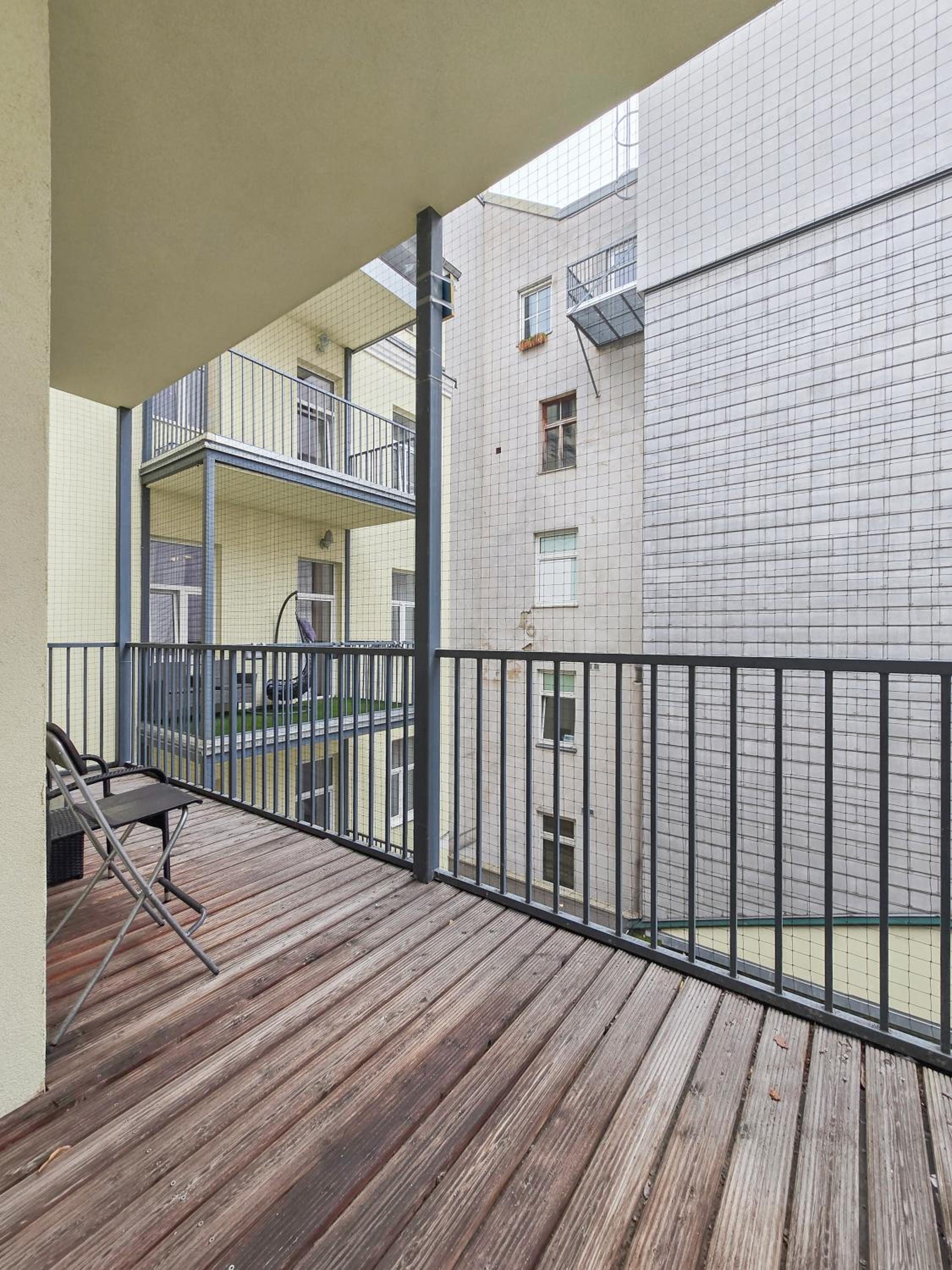 Elegant 3-Bedroom Getaway with Balcony for Groups up to 7