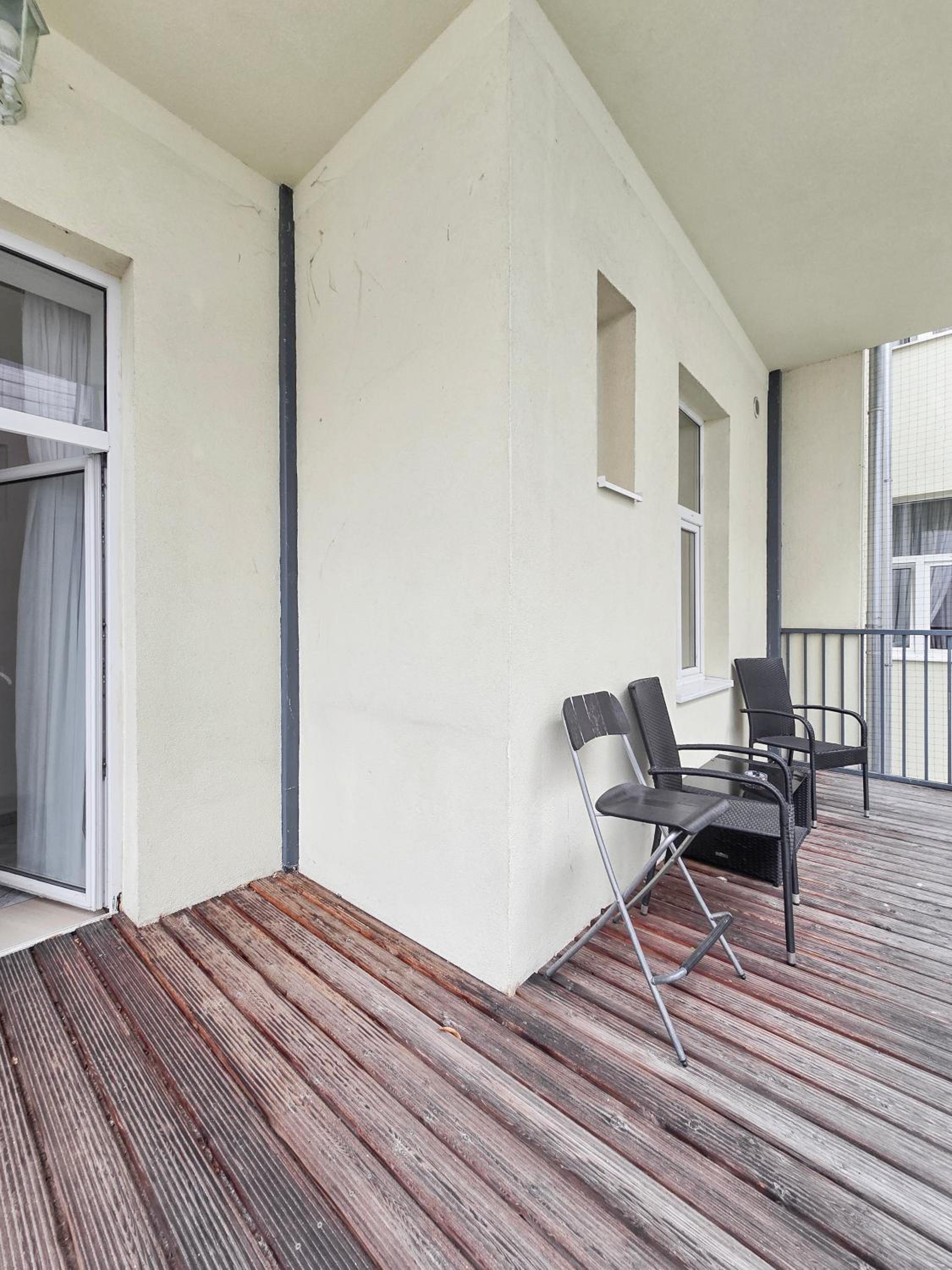 Elegant 3-Bedroom Getaway with Balcony for Groups up to 7