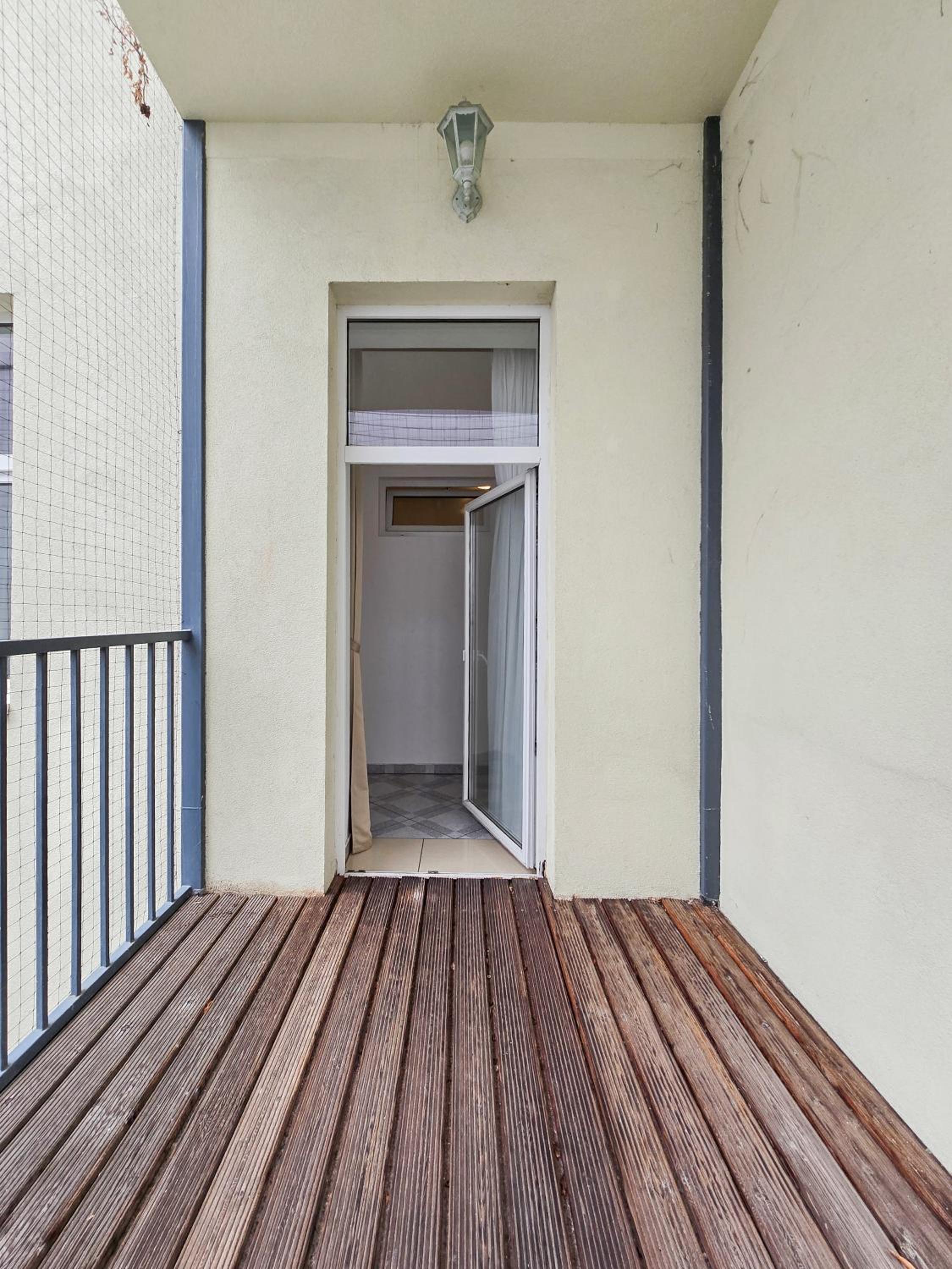 Elegant 3-Bedroom Getaway with Balcony for Groups up to 7