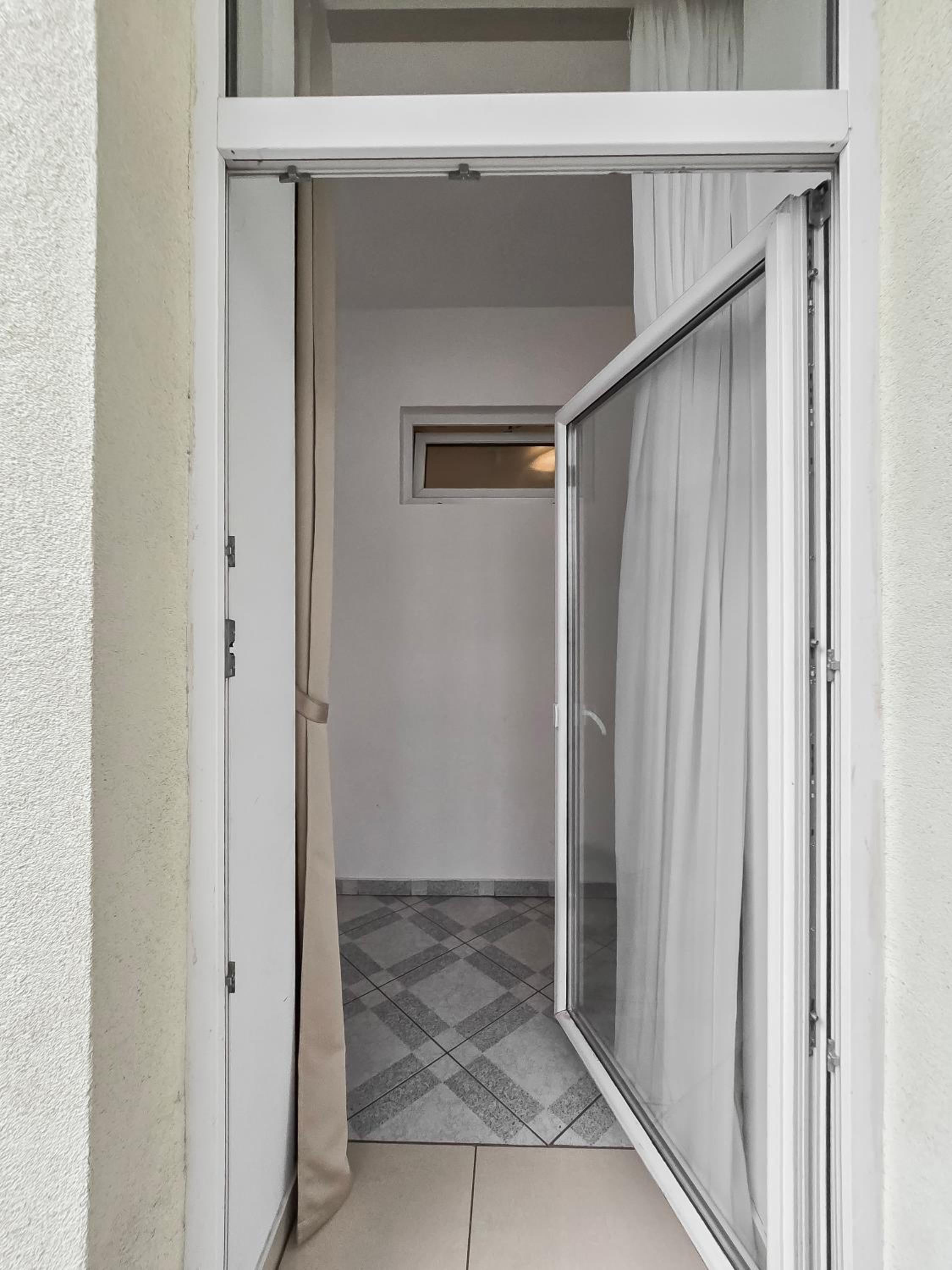 Elegant 3-Bedroom Getaway with Balcony for Groups up to 7