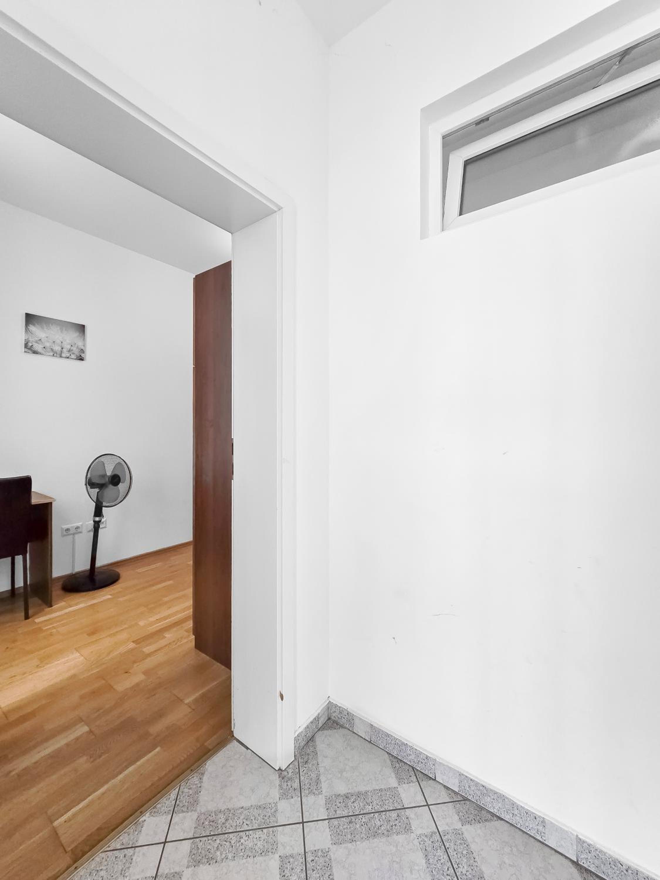 Elegant 3-Bedroom Getaway with Balcony for Groups up to 7