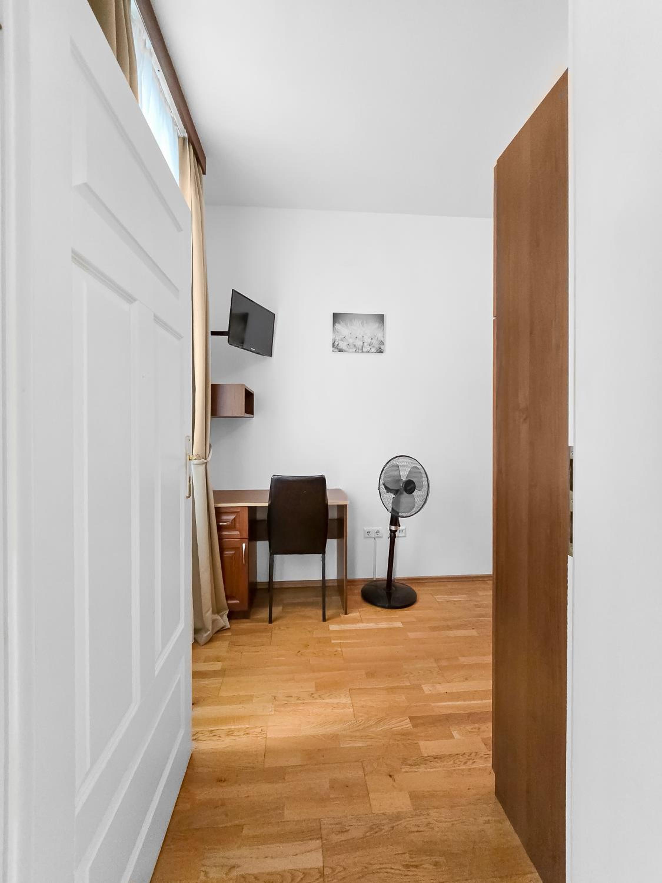 Elegant 3-Bedroom Getaway with Balcony for Groups up to 7