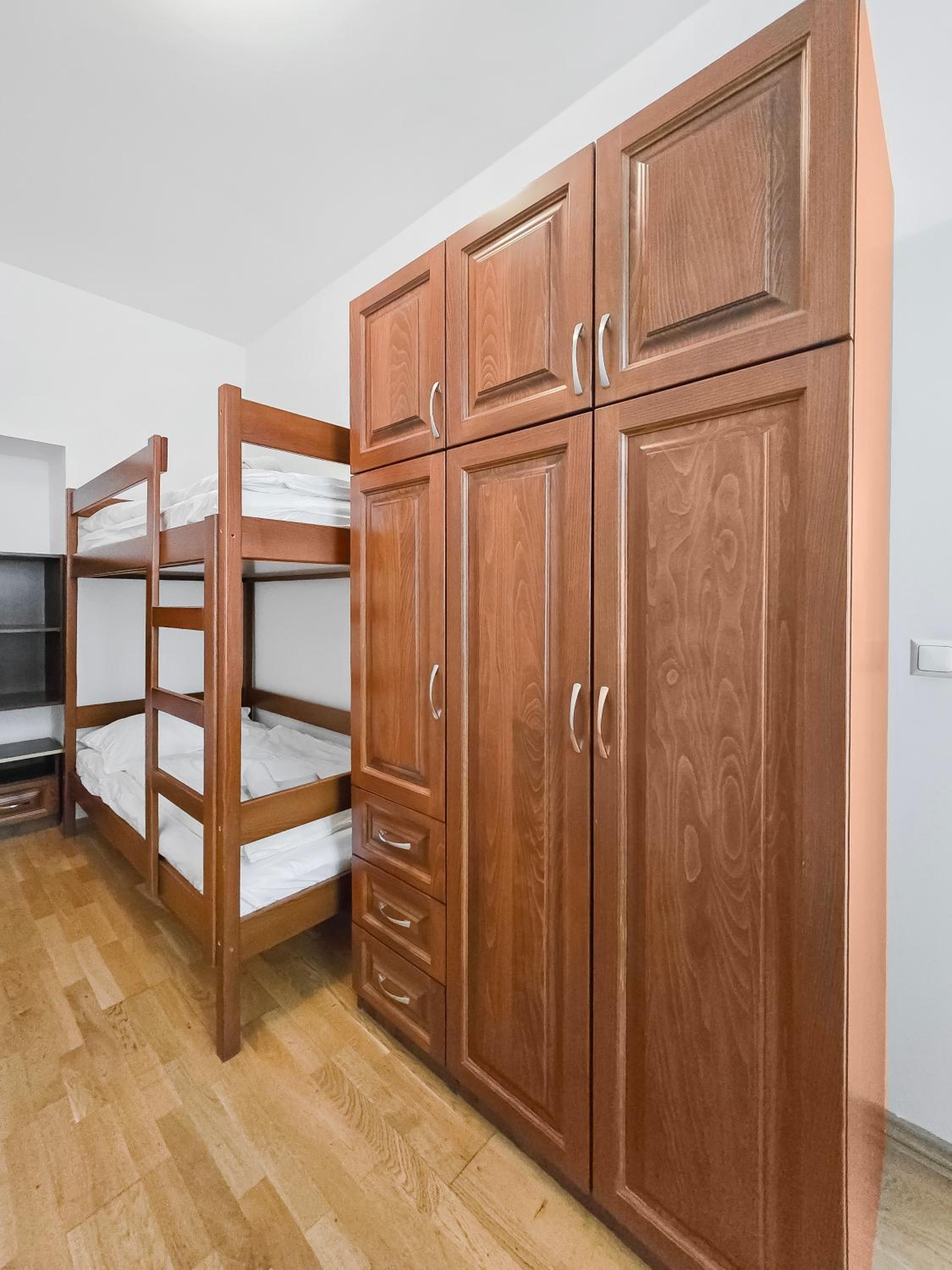 Elegant 3-Bedroom Getaway with Balcony for Groups up to 7