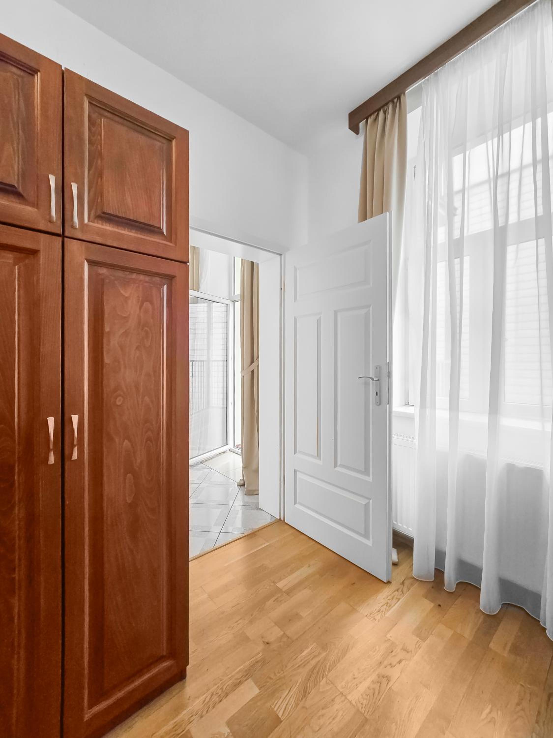 Elegant 3-Bedroom Getaway with Balcony for Groups up to 7