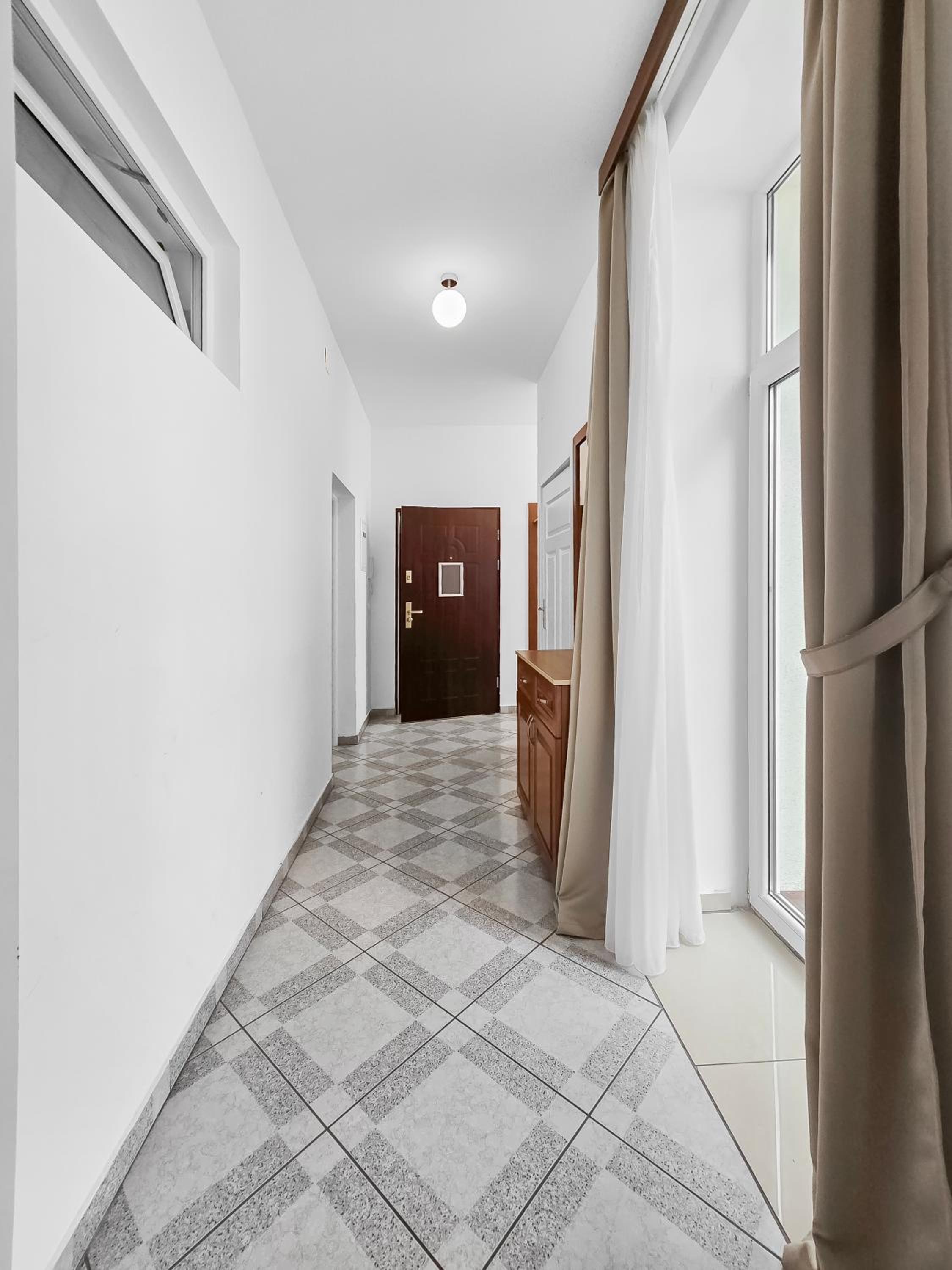 Elegant 3-Bedroom Getaway with Balcony for Groups up to 7