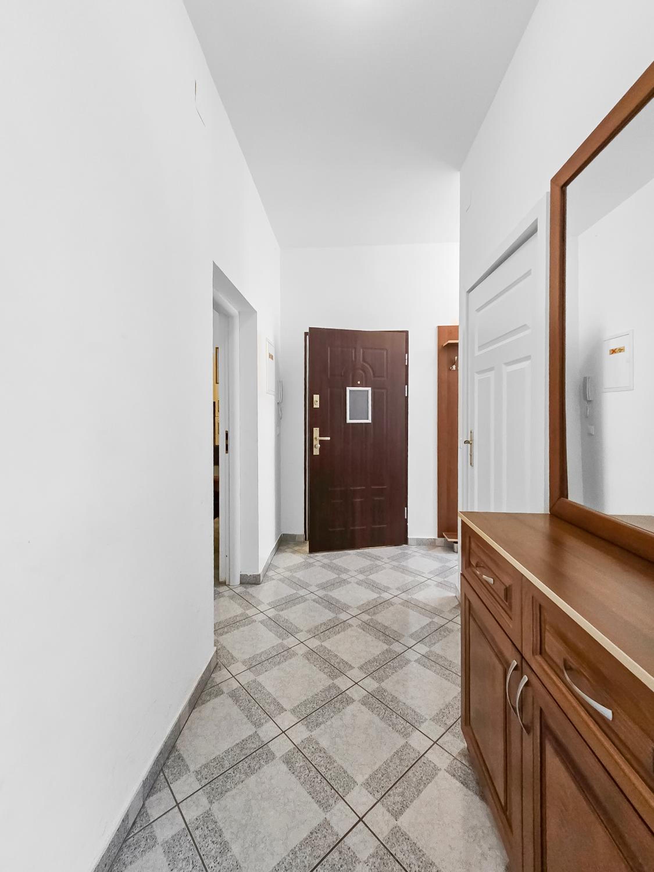 Elegant 3-Bedroom Getaway with Balcony for Groups up to 7