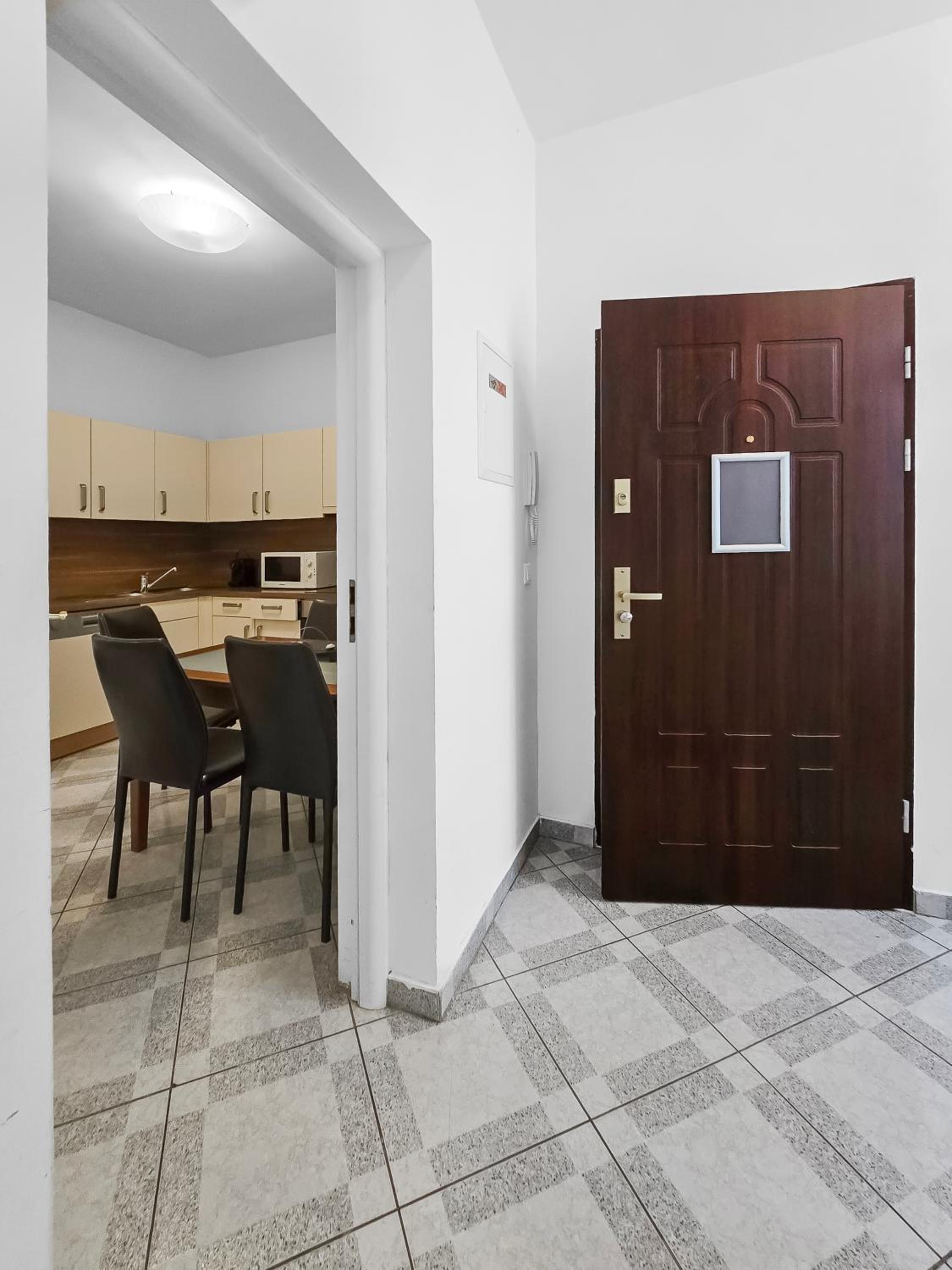 Elegant 3-Bedroom Getaway with Balcony for Groups up to 7