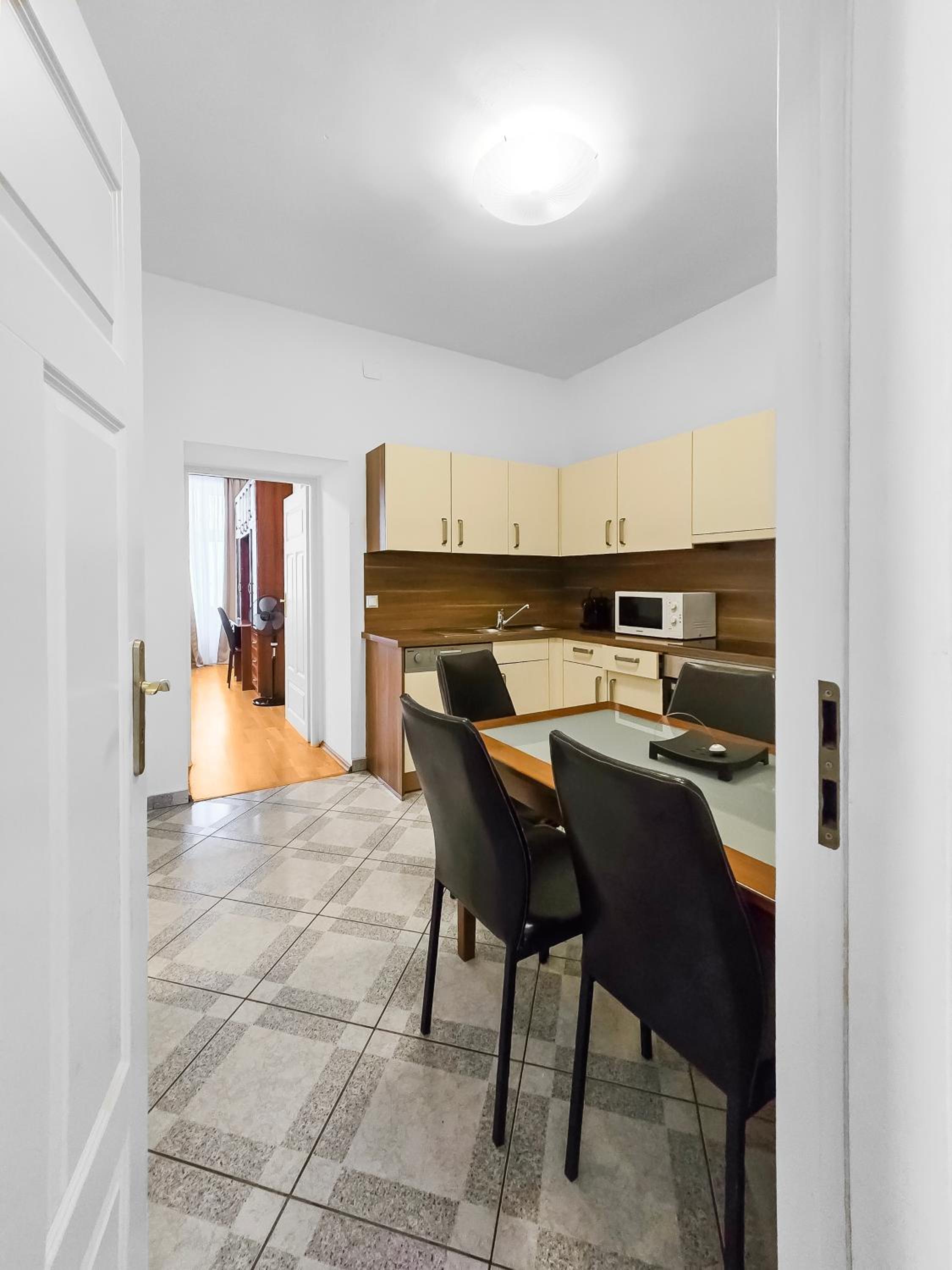Elegant 3-Bedroom Getaway with Balcony for Groups up to 7