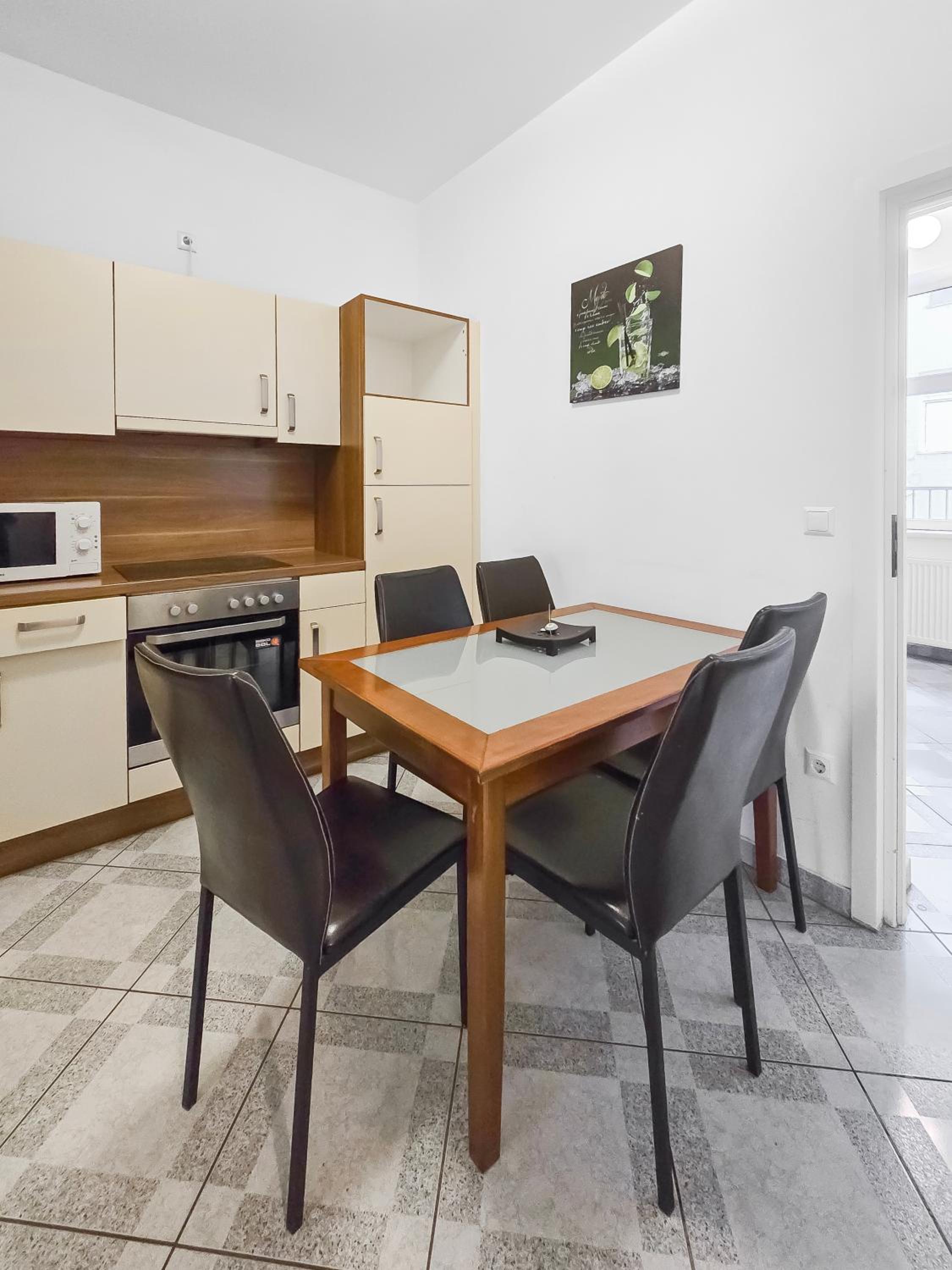 Elegant 3-Bedroom Getaway with Balcony for Groups up to 7